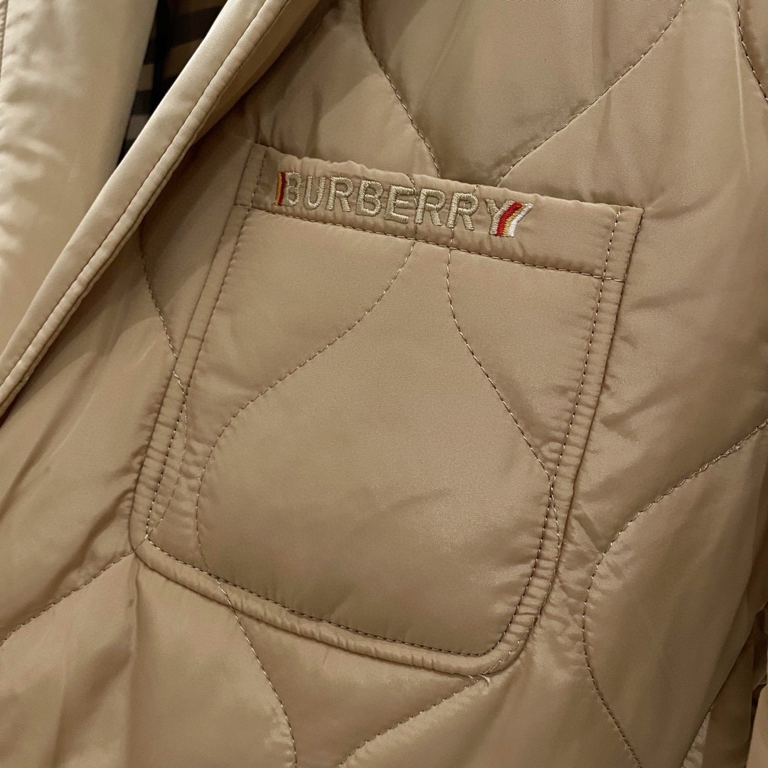 ¡P750 Burberry Burberry 24FW otoño e invierno nuevo clip de nylon de alta densidad traje de cuello chaqueta de algodón! ¡Los hombres clásicos BURB bolsillo carta traje de moda chaqueta de algodón! Comercio canales de la compañía rara a cabo, sincronizado con el sitio web oficial a la venta RMB! Puede tener en cuenta una variedad de ocasiones para llevar con la chaqueta de otoño e invierno, traje de doble botonadura debido a sus características simples y generosos, muy adecuado para ocasiones formales de llevar! ¡Al mismo tiempo, los trajes de un solo pecho también tienen un cierto grado de informalidad, a través de la combinación de diferentes prendas de vestir y accesorios, puede adaptarse a las necesidades de las ocasiones casuales! Este blazer está hecho de nylon reciclado sostenible de la gama Berberi, fabricado a partir de tejido reciclado ECONYL, que es muy denso y grueso, ¡lo que lo distingue de todos los materiales de poliéster del mercado! A pesar de su solidez y resistencia a la abrasión, el tejido de nailon sigue siendo ligero y suave al tacto, ¡y es el tejido más característico de Prada! El estilo de diseño se centra en la sencillez sin perder el sentido de la moda, con líneas suaves y un corte entallado que realza la figura y el temperamento de quien lo lleva. Al mismo tiempo, los detalles icónicos de la marca, como los elementos, también están inteligentemente integrados en él, ¡aumentando el reconocimiento del producto y el sentido de la marca! Tejidos Poliéster Ajuste Grosor Moderado Longitud Regular Estilo Estilo Otros Ingredientes Poliéster 100% Patrón Color Sólido Aplicable Temporada Primavera,Otoño Longitud de Manga Manga Larga Forma de Manga Otra Lista de Embalaje Marca Etiqueta Tarjeta Etiqueta colgante Talla: 48-5648 Anchura de hombro 44 Busto 102 Longitud 68 Longitud de manga 6050 Anchura de hombro 45 Busto 106 Longitud 69 Longitud de manga 6152 Anchura de hombro 46 Busto 110 Longitud 70 Longitud de manga 6254Anchura de hombros 47Pecho 114Longitud de mangas 71Longitud de mangas 6356Anchura de hombros 48Pecho 118Longitud de mangas 72Longitud de mangas 64-Fábrica de alta costura