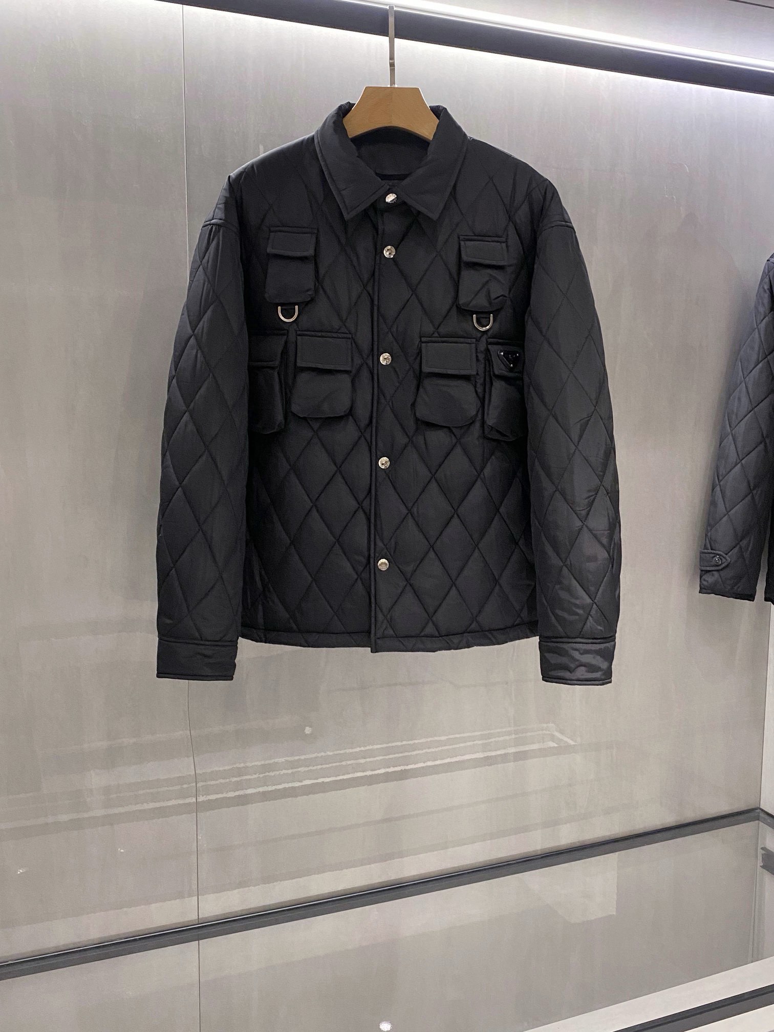 P780 Prada Prada 24FW automne et hiver nouveau nylon haute densité matériau revers veste en coton ! L'artisanat lourd, l'insigne de l'étiquette triangulaire hommes chemise style veste boutonnée en coton veste ! Les canaux de la société de commerce s'amincissent, synchronisé avec le site officiel en vente 33,500RMB ! P nouvelle veste en coton style chemise, continuer P pragmatique conception de style d'affaires, très bon pour gérer le style, tous les âges peuvent être sur le corps et n'est pas pointilleux sur la figure ! Cette sélection de veste en coton de déchets plastiques marins recyclés fait de nylon recyclé pour construire, le tissu après un processus spécial, le tissu se sent soyeux et mince, très brillant et droit sens, sur le corps peut être enveloppé dans le corps très bien ! La doublure en fibres mélangées est moelleuse, légère et non encombrante, offrant le summum du confort et de la chaleur ! La poche de poitrine est ornée du logo triangulaire en métal émaillé caractéristique de la marque, qui est immédiatement reconnaissable comme étant de grande classe et luxueux, avec le style inimitable de la marque ! La patte de boutonnage et les poignets sont dotés de boutons-pression métalliques personnalisés de la même couleur que le corps, et la coupe régulière, légèrement ample, à col pointu et à fond plat, confère un look net et chic qui peut passer d'un style décontracté à un style professionnel, même dans des styles mix-and-match à la mode ! Noir/une couleur disponible ! Taille : 48-56 taille recommandée taille 174-140 livres, essayez 50 yards approprié ! Les garçons pesant 135 livres ou moins choisissent 48 yards, 135-148 livres choisissent 50 yards, 148-162 livres choisissent 52 yards, 162-176 livres choisissent 54 yards, 176-190 livres choisissent 56 yards ! -Haute réplique des sacs