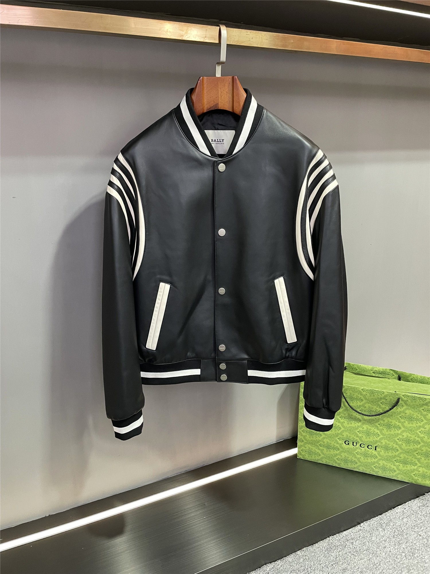 P3500 BALLY 🌈🌈🌈🌈🌈🌈🌈🌈🌈🌈🌈🌈🌈🌈 24 Fall/Winter new sheepskin leather jacketIn the arena of fashion every season's new products are like bright stars attracting the attention of all people and BALLY brand in the fall and winter of 2024 launched the sheepskin baseball jersey is undoubtedly one of the dazzling star ✌✌✌✌This baseball jersey is made of high quality sheepskin material, the delicate and soft touch shows its extraordinary quality. The black and white color clash thread design forms a sharp and harmonious visual contrast, which gives the overall shape a unique charm, especially worth mentioning that the shoulder pockets are made of white striped leather, which is a subtle detail treatment that not only adds a sense of layering, but also shows the brand's design ingenuity. 💥💥💥💥💥💥It is worth mentioning that this baseball jersey is also Park Won Bin's same Park Won Bin, as a fashion industry leader, his keen insight into fashion and unique taste is beyond doubt, he chose to wear this BALLY baseball jersey is undoubtedly a high degree of recognition of its fashion value and quality 🔥🔥🔥🔥BALLY Fall/Winter 24 Sheepskin Baseball Jersey is not only a piece of clothing but also an expression of fashionable attitude. It combines exquisite craftsmanship, innovative design and fashionable elements. Whether you wear it on the street or on important occasions, it can make you exude confidence and charm and become the focus of attention 🧥.Size 48-56