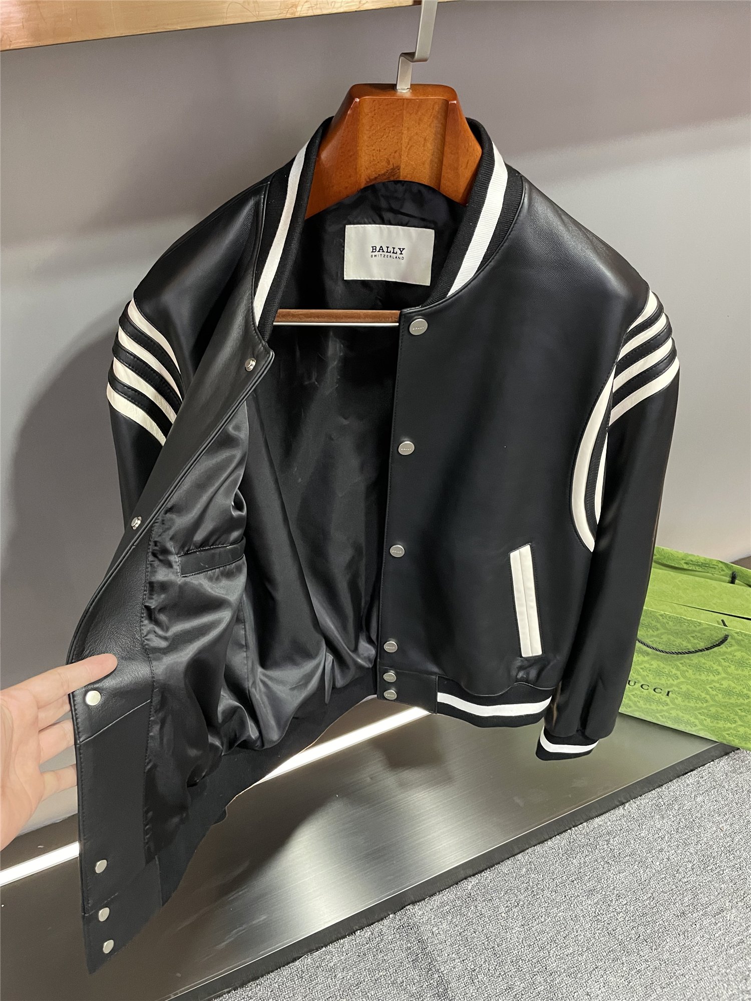 P3500 BALLY 🌈🌈🌈🌈🌈🌈🌈🌈🌈🌈🌈🌈🌈🌈 24 Fall/Winter new sheepskin leather jacketIn the arena of fashion every season's new products are like bright stars attracting the attention of all people and BALLY brand in the fall and winter of 2024 launched the sheepskin baseball jersey is undoubtedly one of the dazzling star ✌✌✌✌This baseball jersey is made of high quality sheepskin material, the delicate and soft touch shows its extraordinary quality. The black and white color clash thread design forms a sharp and harmonious visual contrast, which gives the overall shape a unique charm, especially worth mentioning that the shoulder pockets are made of white striped leather, which is a subtle detail treatment that not only adds a sense of layering, but also shows the brand's design ingenuity. 💥💥💥💥💥💥It is worth mentioning that this baseball jersey is also Park Won Bin's same Park Won Bin, as a fashion industry leader, his keen insight into fashion and unique taste is beyond doubt, he chose to wear this BALLY baseball jersey is undoubtedly a high degree of recognition of its fashion value and quality 🔥🔥🔥🔥BALLY Fall/Winter 24 Sheepskin Baseball Jersey is not only a piece of clothing but also an expression of fashionable attitude. It combines exquisite craftsmanship, innovative design and fashionable elements. Whether you wear it on the street or on important occasions, it can make you exude confidence and charm and become the focus of attention 🧥.Size 48-56