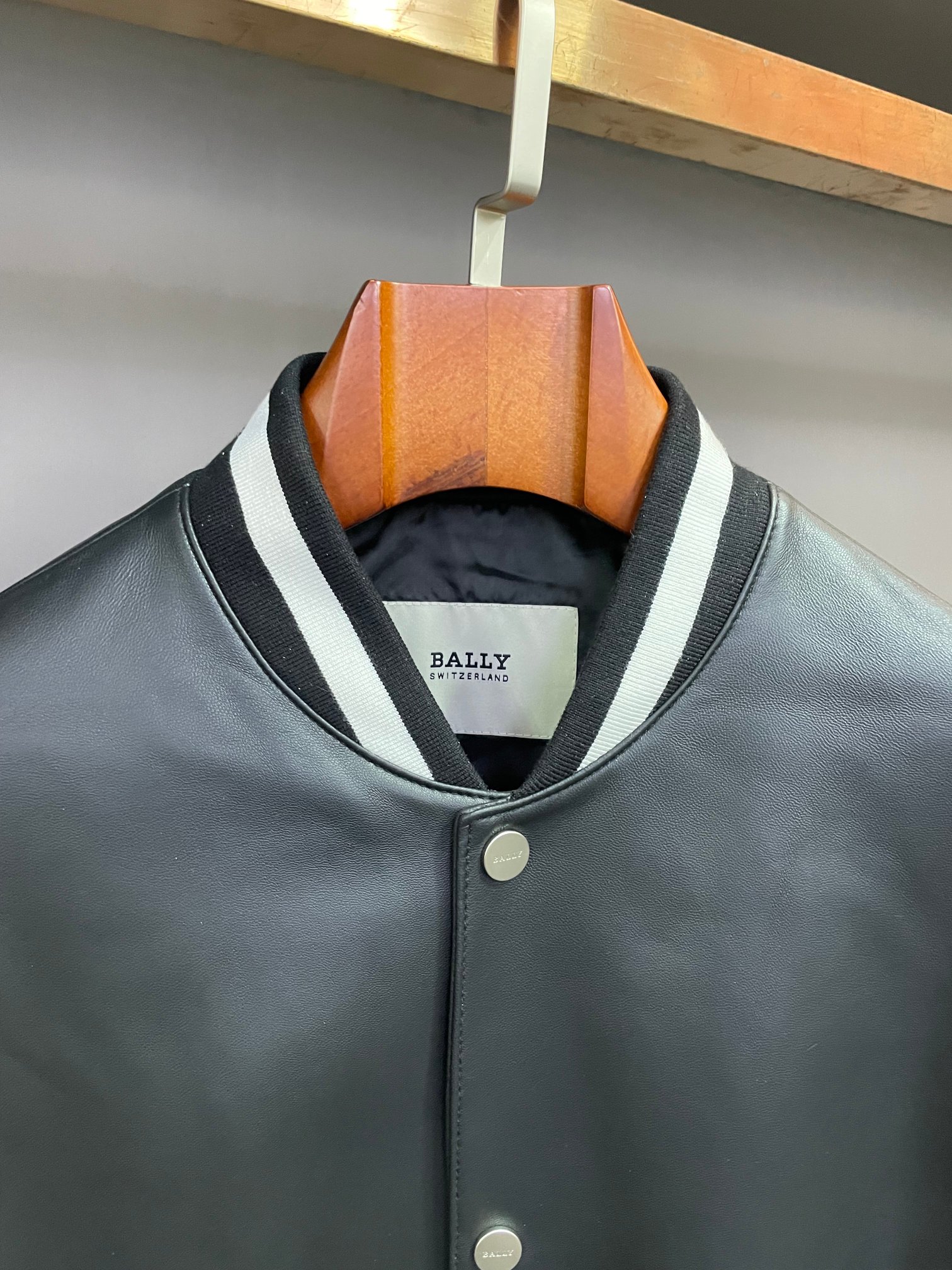 P3500 BALLY 🌈🌈🌈🌈🌈🌈🌈🌈🌈🌈🌈🌈🌈🌈 24 Fall/Winter new sheepskin leather jacketIn the arena of fashion every season's new products are like bright stars attracting the attention of all people and BALLY brand in the fall and winter of 2024 launched the sheepskin baseball jersey is undoubtedly one of the dazzling star ✌✌✌✌This baseball jersey is made of high quality sheepskin material, the delicate and soft touch shows its extraordinary quality. The black and white color clash thread design forms a sharp and harmonious visual contrast, which gives the overall shape a unique charm, especially worth mentioning that the shoulder pockets are made of white striped leather, which is a subtle detail treatment that not only adds a sense of layering, but also shows the brand's design ingenuity. 💥💥💥💥💥💥It is worth mentioning that this baseball jersey is also Park Won Bin's same Park Won Bin, as a fashion industry leader, his keen insight into fashion and unique taste is beyond doubt, he chose to wear this BALLY baseball jersey is undoubtedly a high degree of recognition of its fashion value and quality 🔥🔥🔥🔥BALLY Fall/Winter 24 Sheepskin Baseball Jersey is not only a piece of clothing but also an expression of fashionable attitude. It combines exquisite craftsmanship, innovative design and fashionable elements. Whether you wear it on the street or on important occasions, it can make you exude confidence and charm and become the focus of attention 🧥.Size 48-56