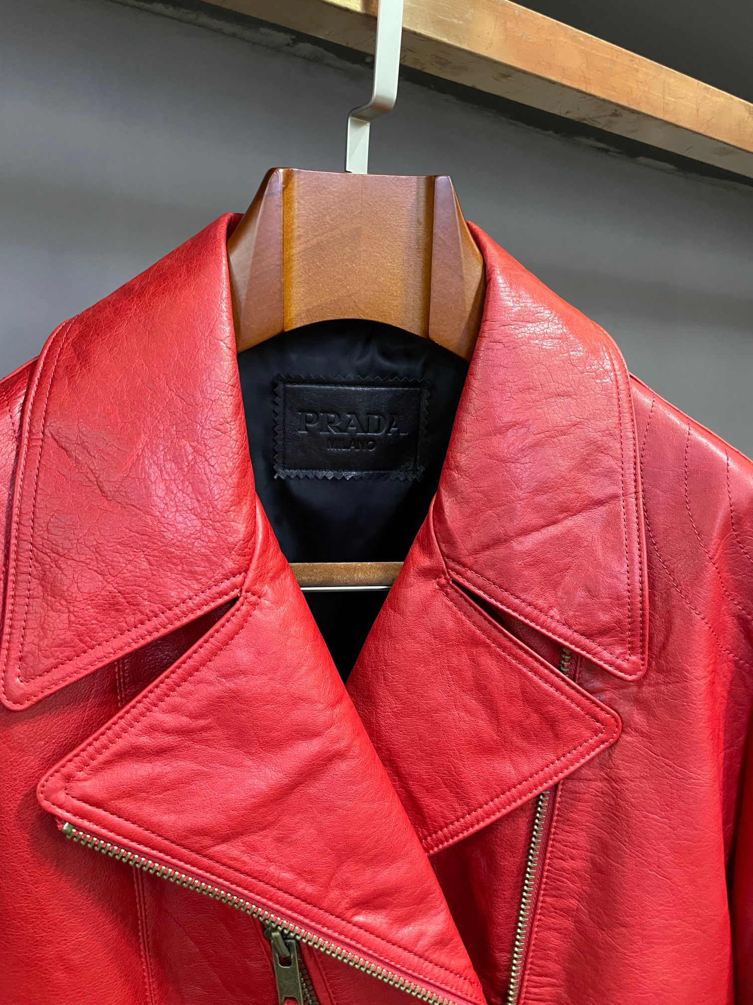 Image [9]-P3700 Prada Prada 24 Automne/Hiver New Sheepskin Biker Leather Jacket. ㊙️㊙️ Ce blouson est confectionné en peau de mouton australienne importée, qui allie la douceur de la peau de mouton à une qualité supérieure pour vous offrir une expérience de port ultime 👍 Le design unique se reflète dans la taille, qui est faite d'une bande de fermeture à lacets en cuir qui peut être ajustée pour s'adapter parfaitement au corps, révélant une silhouette affûtée sur la poitrine, où l'étiquette triangulaire en cuir emblématique de PRADA souligne le glamour de la marque, mettant en évidence le statut de la marque. Avec un sens du style, vous pourrez montrer votre goût du détail 🫰 La veste de motard en peau de mouton Prada 24 Automne/Hiver est un excellent exemple de mode et de qualité et constitue le choix idéal pour la saison automne/hiver 😍Taille 48-58-Sacs à main de haute qualité.