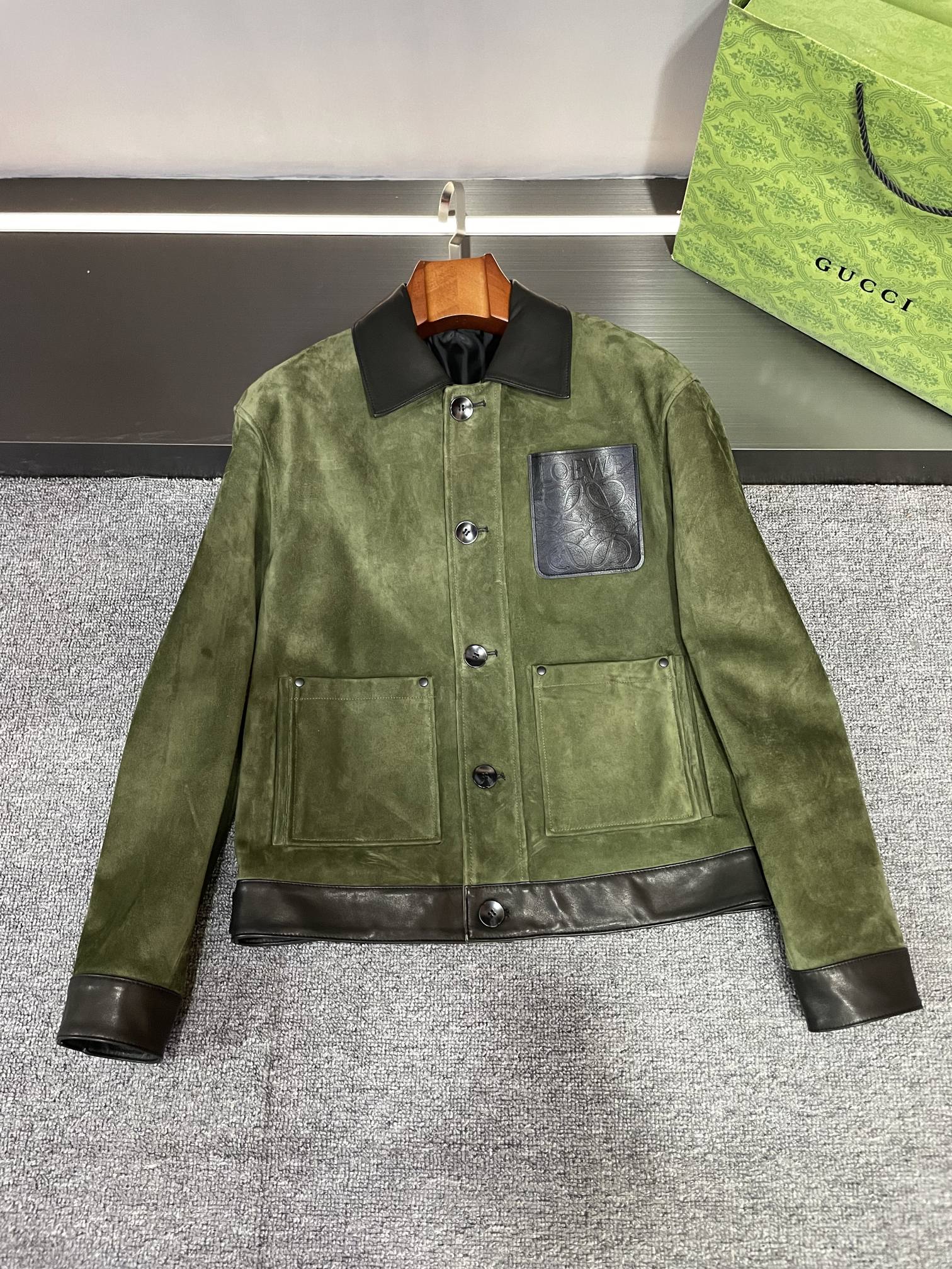 P3600 💥 LOEWE LOEWE 24 outono e inverno nova jaqueta de couro de pele de carneiro de camurça masculina detalhe plano! 💥Esta jaqueta de couro é feita de camurça verde exército importada australiana textura de pele de carneiro é simplesmente filho absoluto absoluto! 👍👍O bolso em couro preto brilhante com o logotipo LOEWE em relevo no peito é único e destaca o glamour da marca, elevando instantaneamente o visual geral em um entalhe 🧥Confira a costura de pele de carneiro preta brilhante na gola, bainha e punhos para um elegante e prático look⌚️👏 Tenho que dizer que a Loewe realmente presta muita atenção aos detalhes! Em todo o lado se vê um artesanato requintado e uma qualidade de topo de gama.Esse casaco de couro não é apenas um símbolo da moda, mas também a personificação da qualidade de vida dos homens, o que você está esperando para se apressar para obtê-lo!Tamanho: 48-56