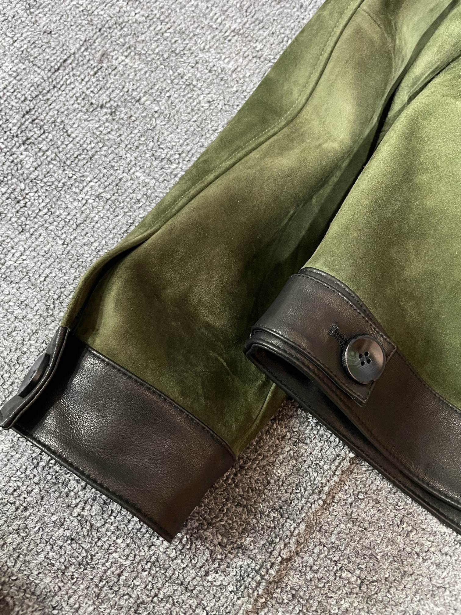 P3600 💥 LOEWE LOEWE 24 automne et hiver nouveaux hommes daim mouton veste en cuir détail plat ! 💥👀Cette veste en cuir est faite de peau de mouton en daim vert armée importée d'Australie texture est tout simplement absolue fils ! 👍👍😎 La poche gaufrée du logo LOEWE en cuir noir brillant sur la poitrine est unique et met en évidence le glamour de la marque et élève instantanément le look global à un niveau supérieur 🧥👔Check out the glossy black sheepskin stitching on the collar, hem and cuffs for a stylish and practical look⌚️👏Je dois dire que Loewe accorde vraiment trop d'attention aux détails ! Tout témoigne d'un savoir-faire exquis et d'une qualité haut de gamme.💖 une telle veste en cuir n'est pas seulement un symbole de la mode, mais aussi l'incarnation de la qualité de vie hommes qu'attendez-vous pour se dépêcher de l'obtenir !Taille : 48-56