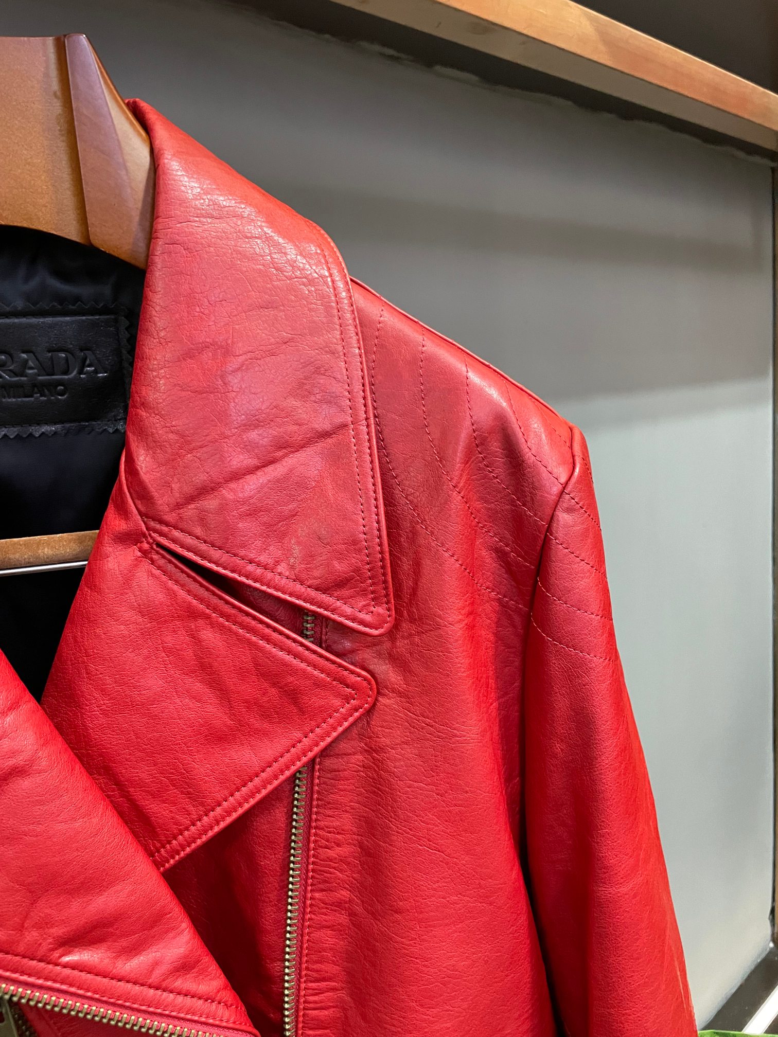 Image [8]-P3700 Prada Prada 24 Automne/Hiver New Sheepskin Biker Leather Jacket. ㊙️㊙️ Ce blouson est confectionné en peau de mouton australienne importée, qui allie la douceur de la peau de mouton à une qualité supérieure pour vous offrir une expérience de port ultime 👍 Le design unique se reflète dans la taille, qui est faite d'une bande de fermeture à lacets en cuir qui peut être ajustée pour s'adapter parfaitement au corps, révélant une silhouette affûtée sur la poitrine, où l'étiquette triangulaire en cuir emblématique de PRADA met en évidence le glamour de la marque, soulignant le statut de la marque. Avec le sens du style, vous pourrez montrer votre goût du détail 🫰 La veste de motard en peau de mouton Prada 24 Automne/Hiver est un excellent exemple de mode et de qualité, idéal pour la saison automne/hiver 😍Size 48-58- Sacs de haute qualité.