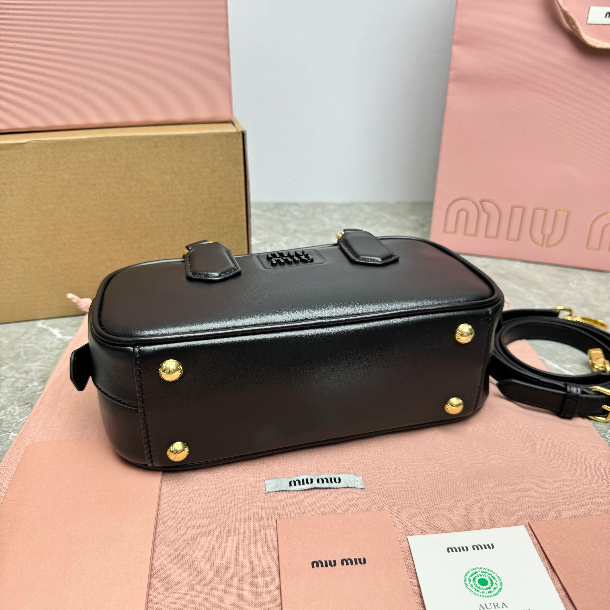 Mモデル0065BB142MiuMiu新しいボーリングバッグオフィシャルサイトは、今年の絶対的な爆発を促進するために🔥スタイルトップインポートカーフスキンMiuMiuユニークなスタイルマテラスパターンボディ絶妙な立体的でスタイリッシュなフロント刻まれたロゴとレザーの色がエコー取り外し可能で調節可能なレザーロングショルダーストラップコットンサテンライニングジップポケットと同じサイズ22X10.5Cmを持つ多くの有名人やネチズン、元の包装でオリジナル包装でX7.5Cm。