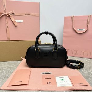 M modelo 0065BB142MiuMiu nueva bolsa de bolos sitio web oficial para promover la explosión absoluta de este año 🔥 estilo superior de piel de becerro importado MiuMiu estilo único Matelasse cuerpo patrón exquisito tridimensional y elegante logotipo grabado frontal y el color de la piel se hace eco de las correas de hombro desmontables y ajustables de cuero largo forro de satén de algodón con bolsillos con cremallera muchas celebridades y cibernautas con el mismo tamaño 22X10.5Cm con el embalaje original X7.5Cm en embalaje original.