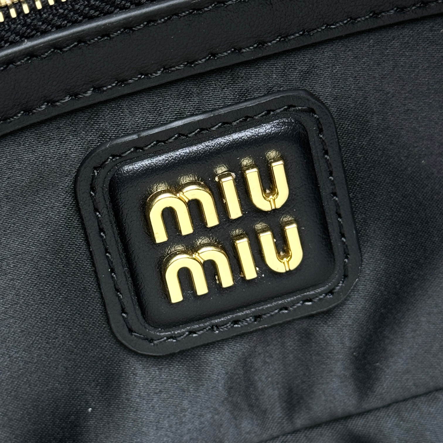 Mモデル0065BB142MiuMiu新しいボーリングバッグオフィシャルサイトは、今年の絶対的な爆発を促進するために🔥スタイルトップインポートカーフスキンMiuMiuユニークなスタイルマテラスパターンボディ絶妙な立体的でスタイリッシュなフロント刻まれたロゴとレザーの色がエコー取り外し可能で調節可能なレザーロングショルダーストラップコットンサテンライニングジップポケットと同じサイズ22X10.5Cmを持つ多くの有名人やネチズン、元の包装でオリジナル包装でX7.5Cm。