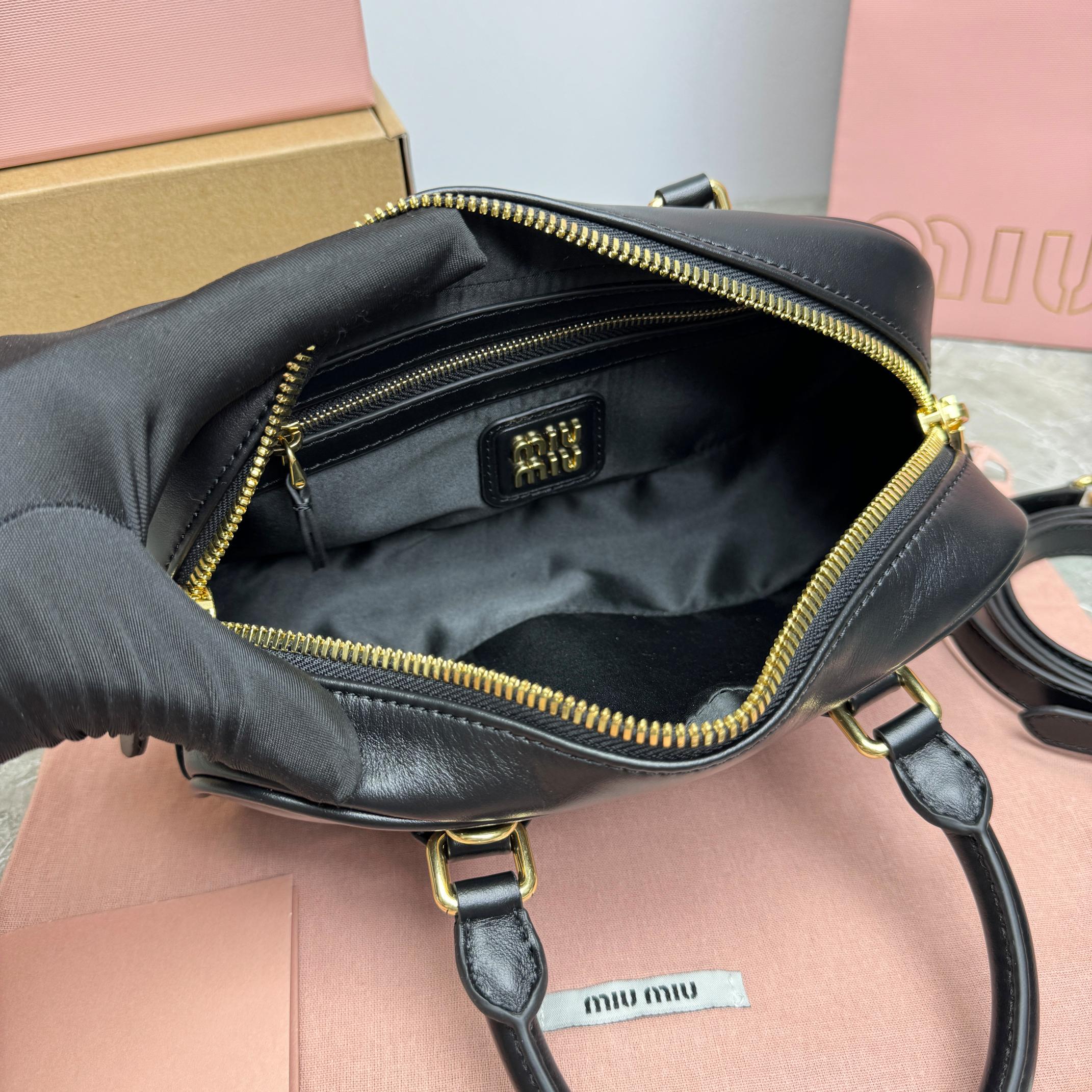 M modèle 0065BB142MiuMiu nouveau sac de bowling site officiel pour promouvoir l'explosion absolue de cette année 🔥 style supérieur importé en peau de veau MiuMiu style unique motif Matelasse corps exquis tridimensionnel et élégant devant gravé logo et la couleur du cuir fait écho à la détachable et réglable cuir longues bretelles doublure en satin de coton avec poches zippées de nombreuses célébrités et netizens avec la même taille 22X10,5Cm avec l'emballage d'origine. X7.5Cm dans l'emballage d'origine.