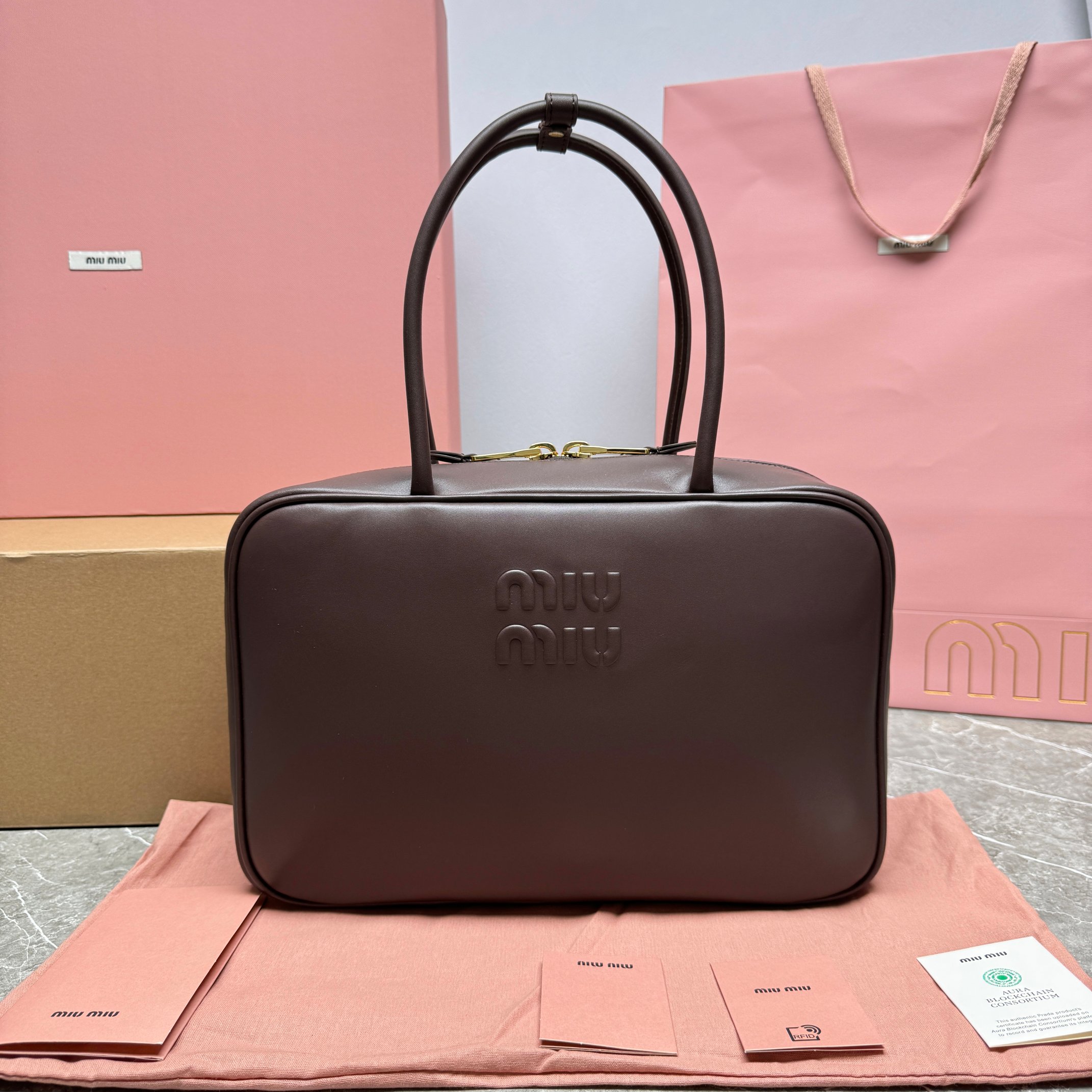 P1760✔️ M💕New Briefcase👉5BB117As principais marcas deste ano adotaram os elementos de moda do forro de lona de rede quente, esta bolsa é legal para enquadrar o design multifuncional requintado de uma mistura de elementos masculinos e femininos de letargia casual naturalmente fluindo livremente cheio de personalidade grande capacidade também é muito leve simples, mas não simples lutador de moda principal quase manualmente um Tamanho: 34X23X12cm