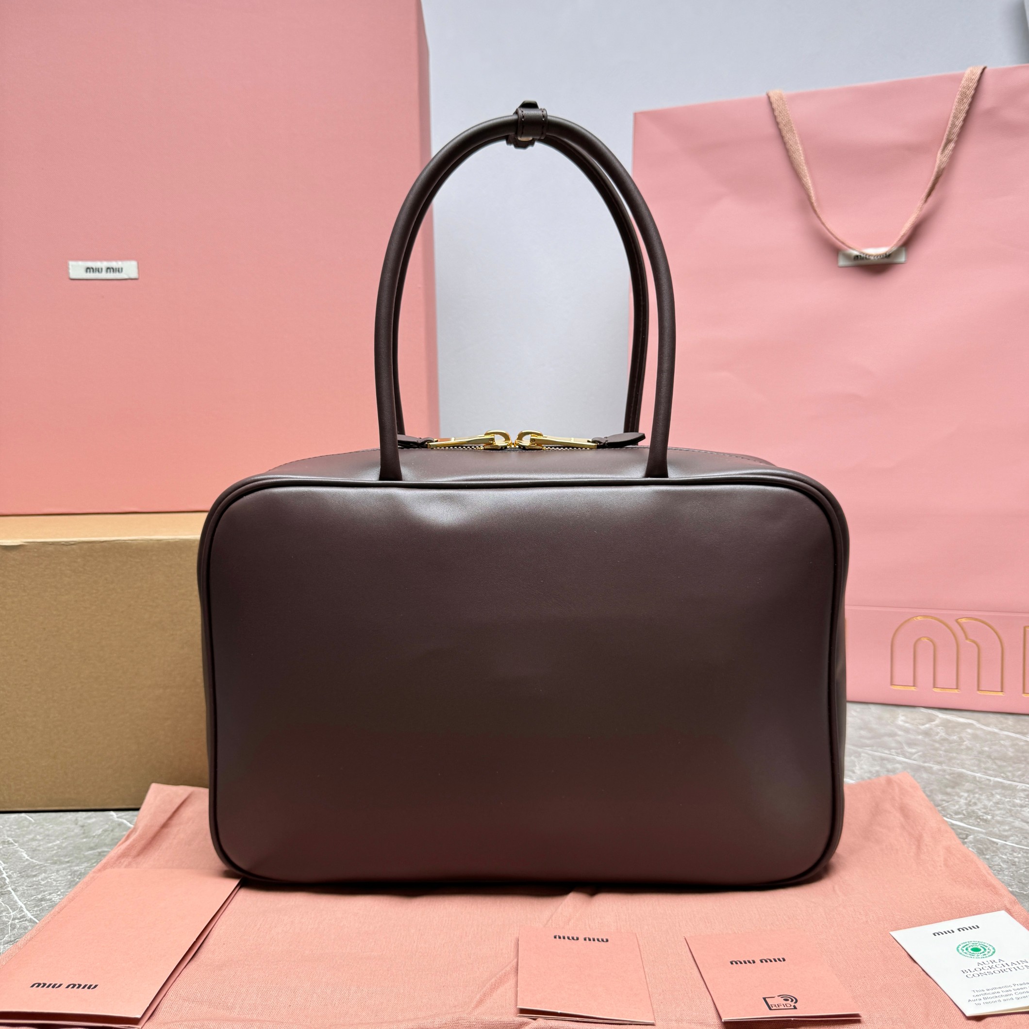 P1760✔️ M💕New Briefcase👉5BB117As principais marcas deste ano adotaram os elementos de moda do forro de lona de rede quente, esta bolsa é legal para enquadrar o design multifuncional requintado de uma mistura de elementos masculinos e femininos de letargia casual naturalmente fluindo livremente cheio de personalidade grande capacidade também é muito leve simples, mas não simples lutador de moda principal quase manualmente um Tamanho: 34X23X12cm