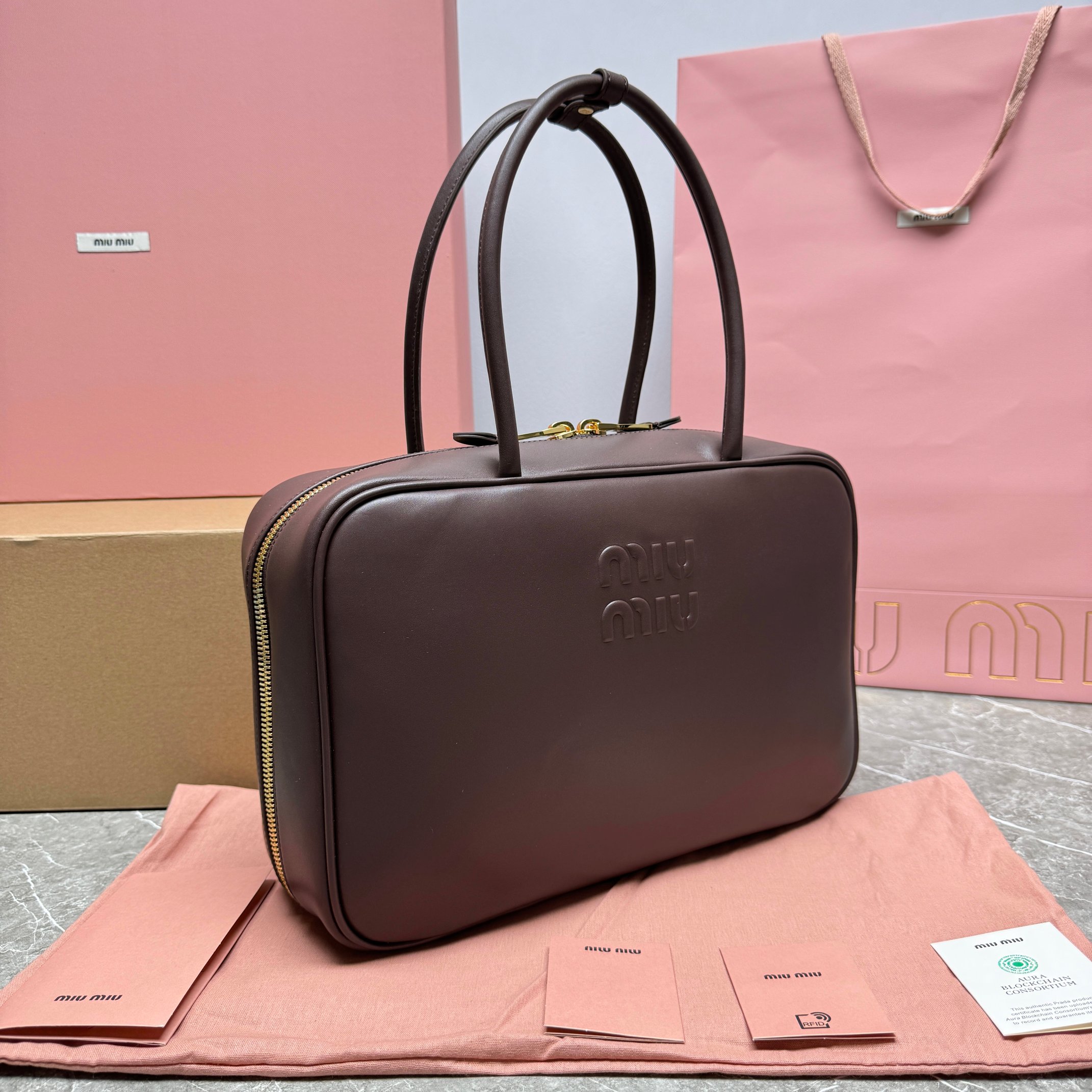 P1760✔️ M💕New Briefcase👉5BB117As principais marcas deste ano adotaram os elementos de moda do forro de lona de rede quente, esta bolsa é legal para enquadrar o design multifuncional requintado de uma mistura de elementos masculinos e femininos de letargia casual naturalmente fluindo livremente cheio de personalidade grande capacidade também é muito leve simples, mas não simples lutador de moda principal quase manualmente um Tamanho: 34X23X12cm