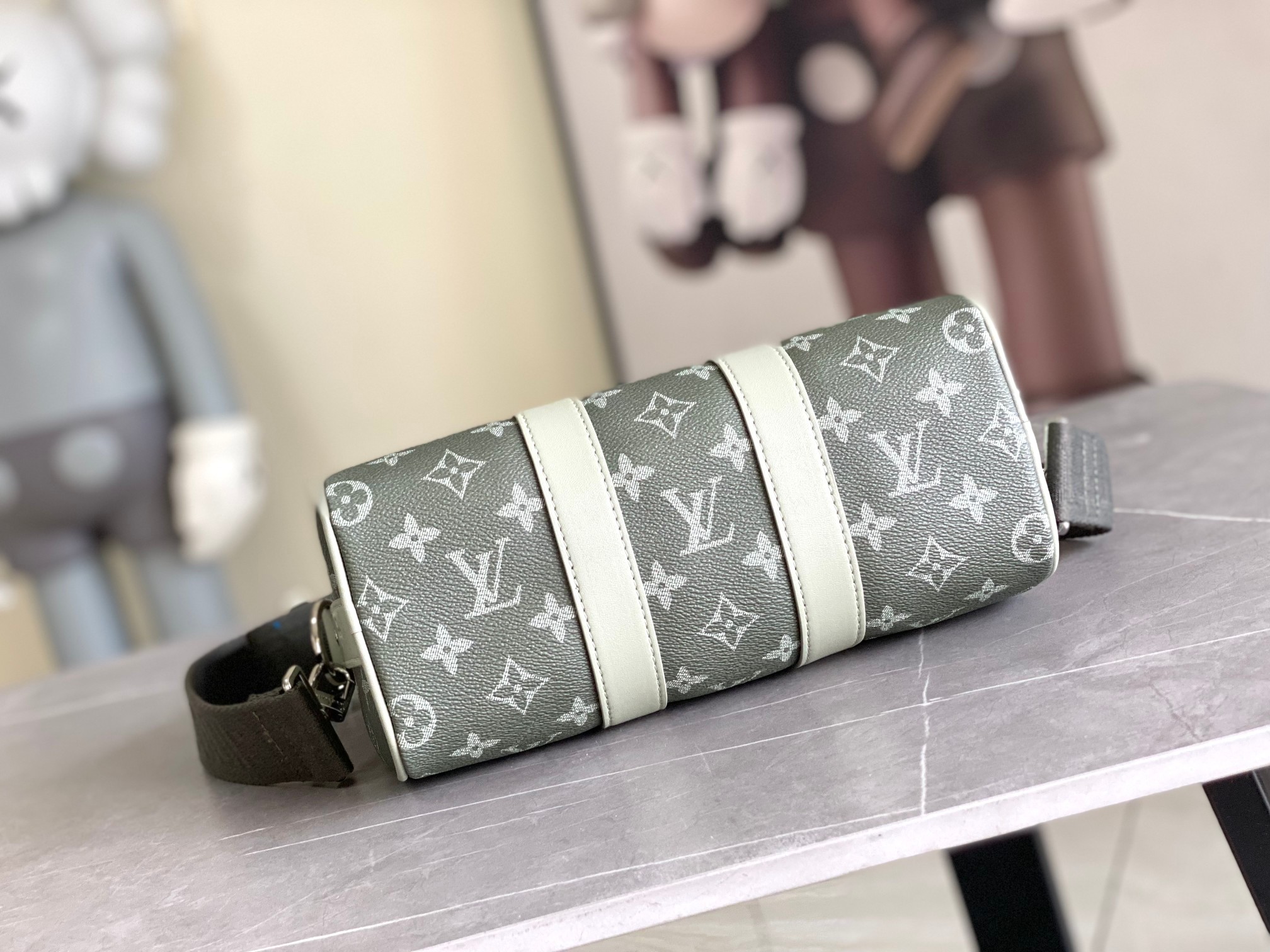 P960M11591 Bolso Almohada Este bolso Keepall 25 en lona Monogram Eclipse Reverse muestra una elegante reinterpretación de los motivos clásicos de Louis Vuitton. Las correas reforzadas y la etiqueta de piel con el nombre continúan con los elementos característicos de la colección Keepall. El cierre de cremallera mantiene los efectos personales a mano 💠 Dimensiones 25,0 x 15,0 x 11,0 cm (largo x alto x ancho)