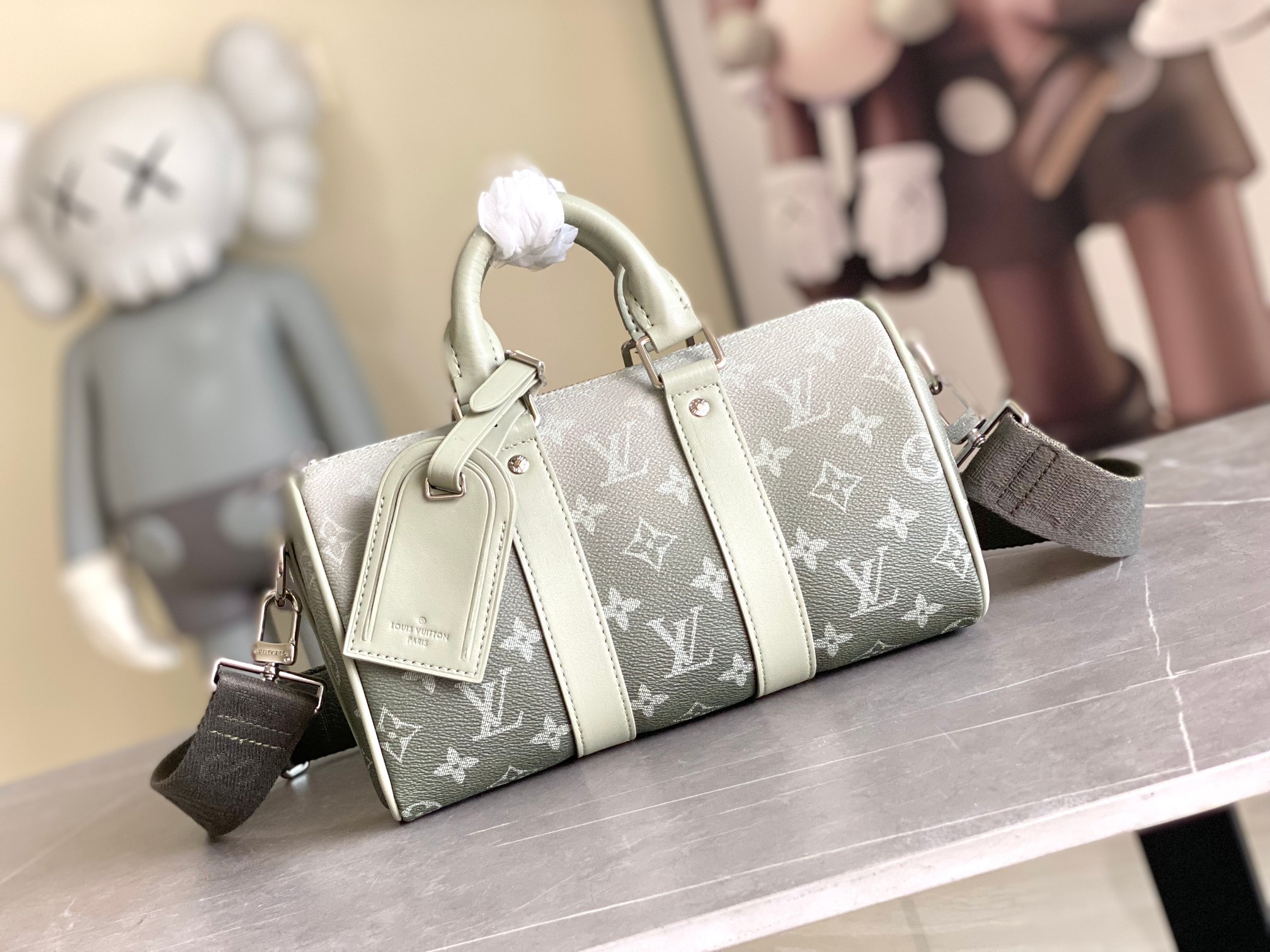 P960M11591 Bolso Almohada Este bolso Keepall 25 en lona Monogram Eclipse Reverse muestra una elegante reinterpretación de los motivos clásicos de Louis Vuitton. Las correas reforzadas y la etiqueta de piel con el nombre continúan con los elementos característicos de la colección Keepall. El cierre de cremallera mantiene los efectos personales a mano 💠 Dimensiones 25,0 x 15,0 x 11,0 cm (largo x alto x ancho)