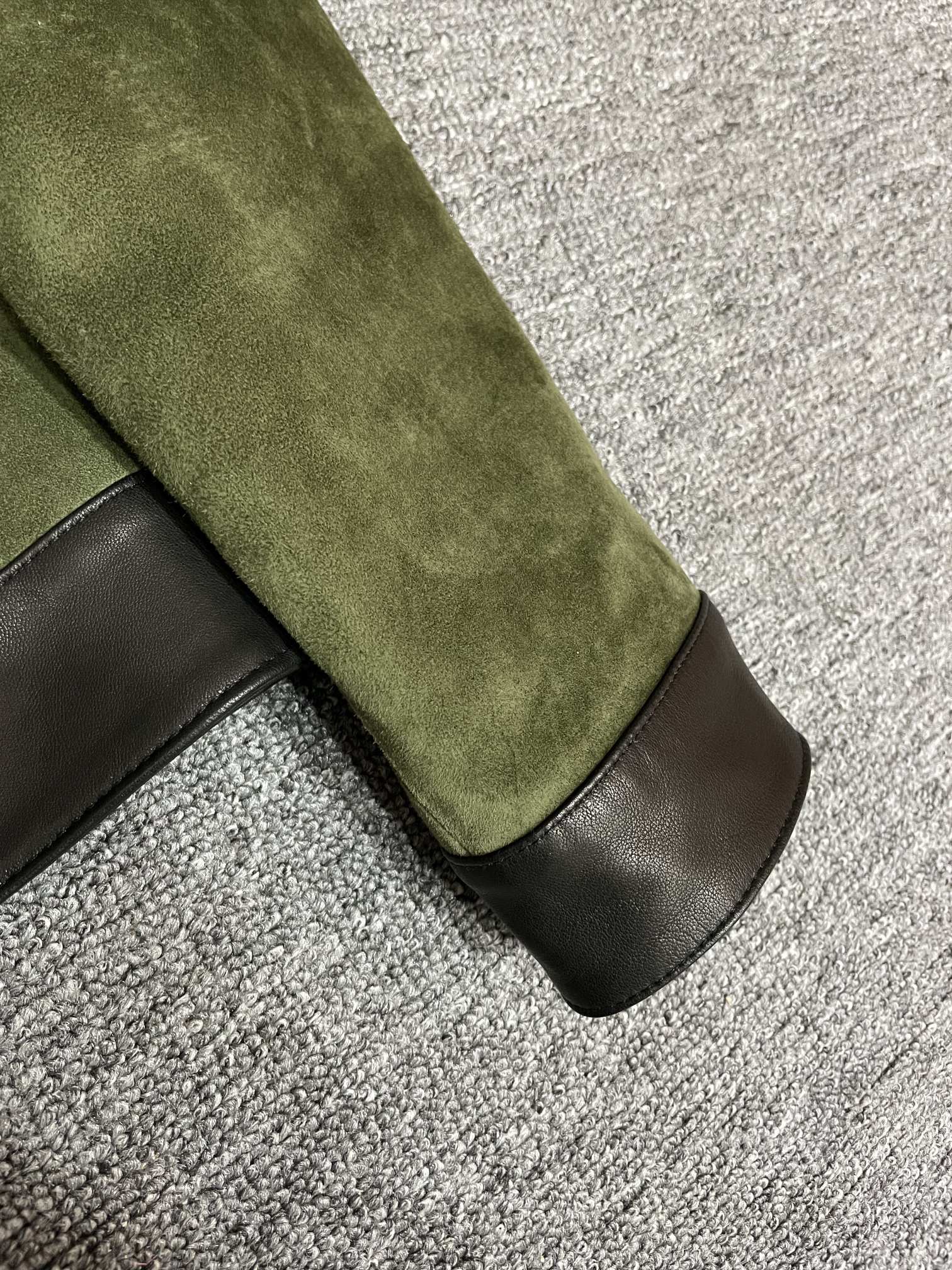 P3600 💥 LOEWE LOEWE 24 outono e inverno nova jaqueta de couro de pele de carneiro de camurça masculina detalhe plano! 💥Esta jaqueta de couro é feita de camurça verde exército importada australiana textura de pele de carneiro é simplesmente filho absoluto absoluto! 👍👍O bolso em couro preto brilhante com o logotipo LOEWE em relevo no peito é único e destaca o glamour da marca, elevando instantaneamente o visual geral em um entalhe 🧥Confira a costura de pele de carneiro preta brilhante na gola, bainha e punhos para um elegante e prático look⌚️👏 Tenho que dizer que a Loewe realmente presta muita atenção aos detalhes! Em todo o lado se vê um artesanato requintado e uma qualidade de topo de gama.Esse casaco de couro não é apenas um símbolo da moda, mas também a personificação da qualidade de vida dos homens, o que você está esperando para se apressar para obtê-lo!Tamanho: 48-56