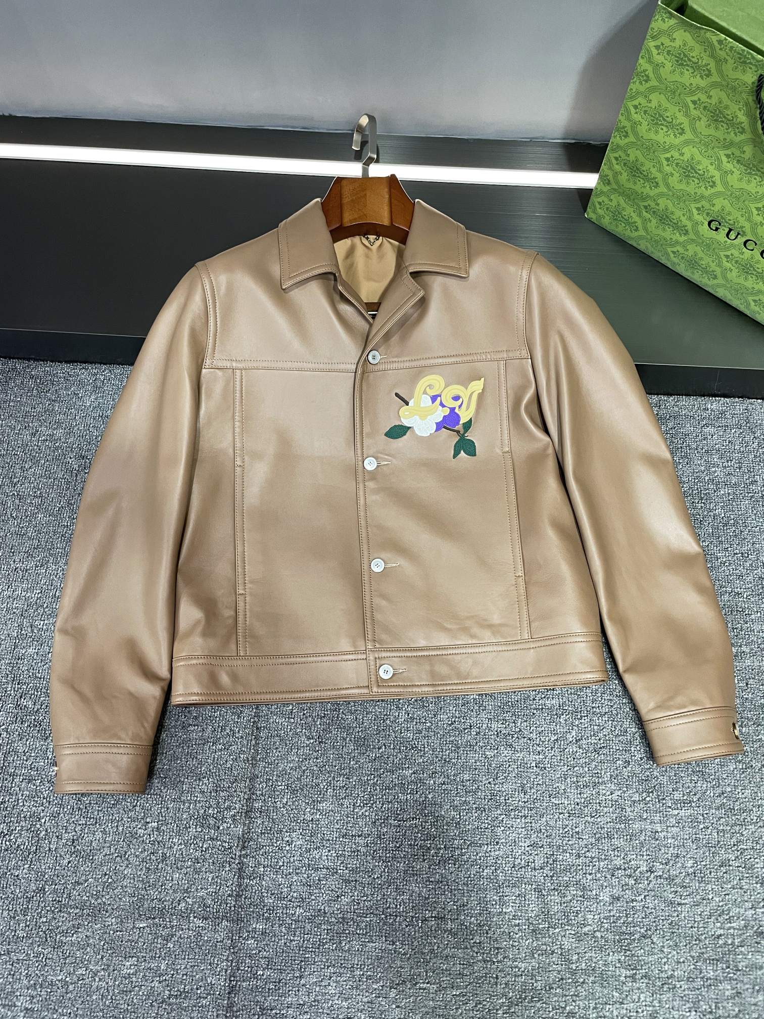 P4100 🖤✨LV Louis Vuitton New Fall/Winter 24 Men's Sheepskin Leather Jacket Fashion meets quality! ✨🖤💼This leather jacket is made of imported Australian khaki sheepskin carefully crafted texture superior color warm khaki is both stylish and versatile to add a touch of color to your autumn and winter look 👏🌸The small suit collar design is exquisite and elegant to show men's competence and handsome whether it is business occasions or leisure time can easily manage to show your taste and style😎.💫 The embroidery on the chest is even more amazing LV letters composed of abstract floral patterns delicate and exquisite this is not only a kind of decoration but also the fusion of art and fashion to inject the soul of this leather jacket 💥🌟 The LV nameplate embroidered on the back under the collar is a low-key but luxurious detail that shows the brand's dedication and quality. This small nameplate is like a silent symbol that announces your fashion attitude to the world 😎Louis Vuitton has always been a leader in the fashion industry and this new Fall/Winter 24 men's sheepskin leather jacket once again demonstrates the brand's design excellence and craftsmanship. It's more than just a piece of clothing, it's a reflection of a lifestyle.Be the center of attention this fall and winter with the Louis Vuitton Men's Sheepskin Leather Jacket, exuding confidence and charm.Size 48-56