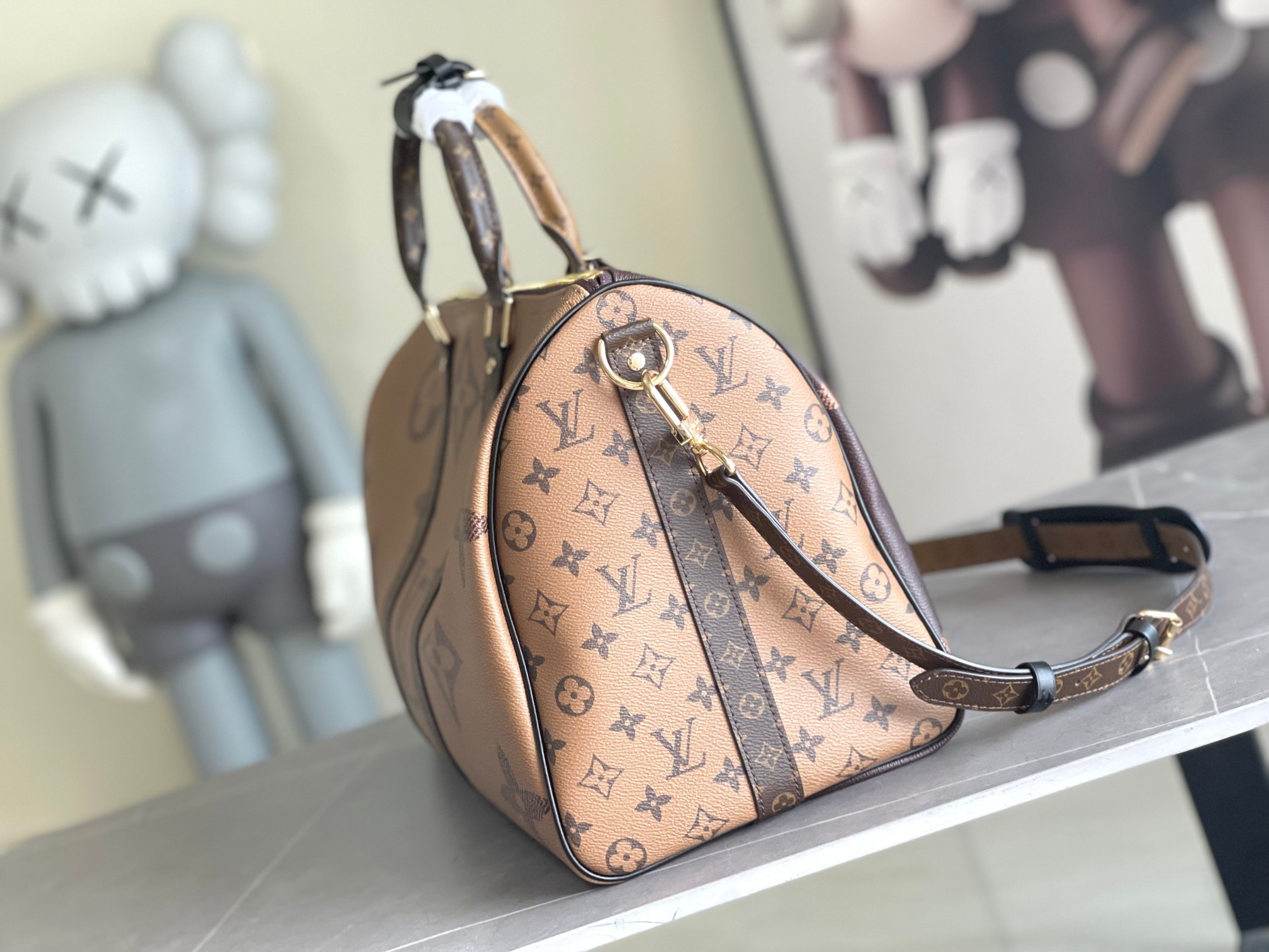 P1300 M47211 Este saco de viagem Keepall Bandoulière 45 é fabricado em lona revestida Monogram Giant com acabamentos Monogram Reverse em homenagem aos motivos icónicos da marca e um forro em tecido deslumbrante, combinado com um bolso interior com fecho de correr, uma alça de ombro em pele amovível e ajustável e uma pega superior para uma vasta gama de estilos de transporte: 45x27x20cm