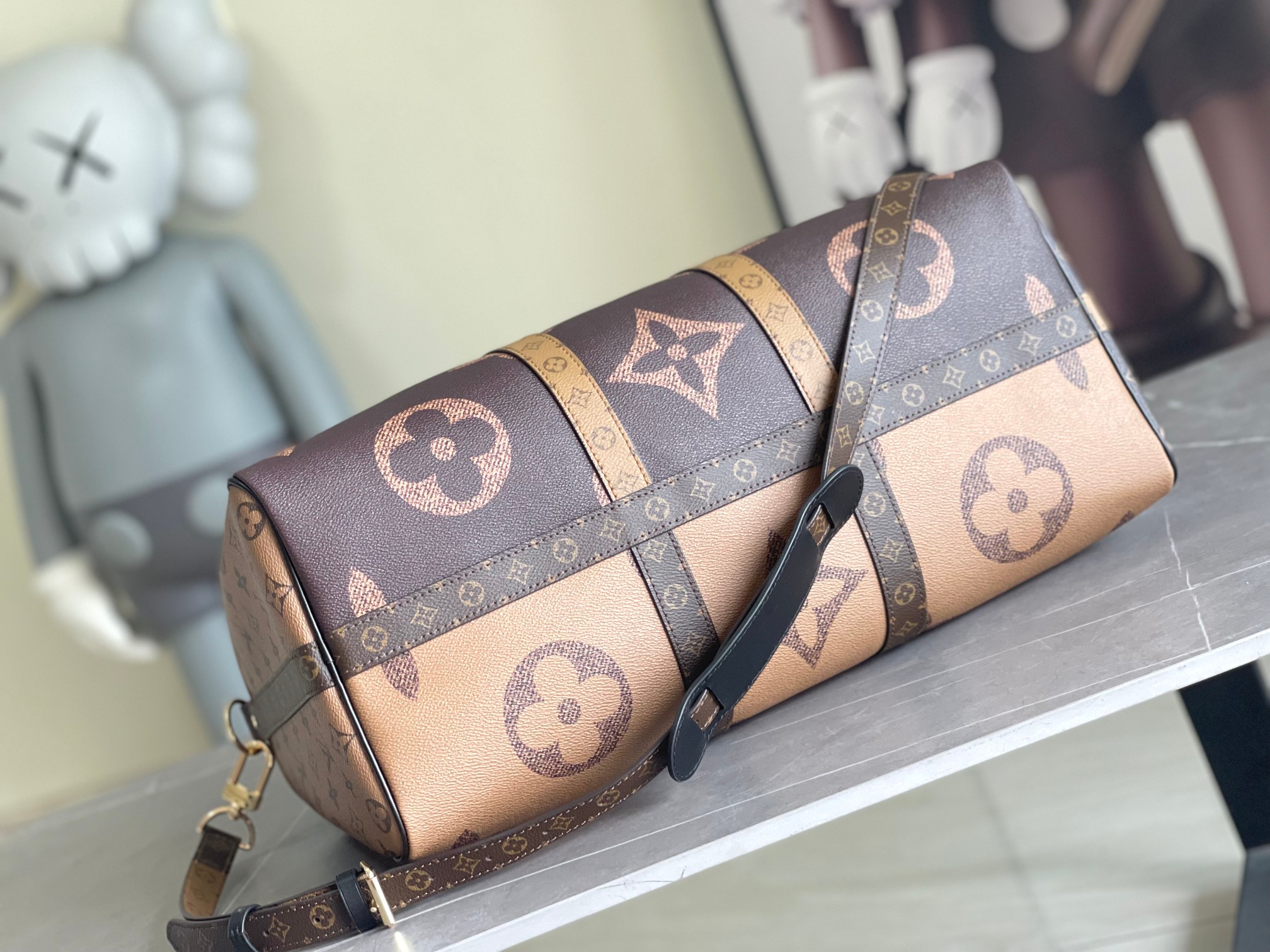 P1300 M47211 Este saco de viagem Keepall Bandoulière 45 é fabricado em lona revestida Monogram Giant com acabamentos Monogram Reverse em homenagem aos motivos icónicos da marca e um forro em tecido deslumbrante, combinado com um bolso interior com fecho de correr, uma alça de ombro em pele amovível e ajustável e uma pega superior para uma vasta gama de estilos de transporte: 45x27x20cm