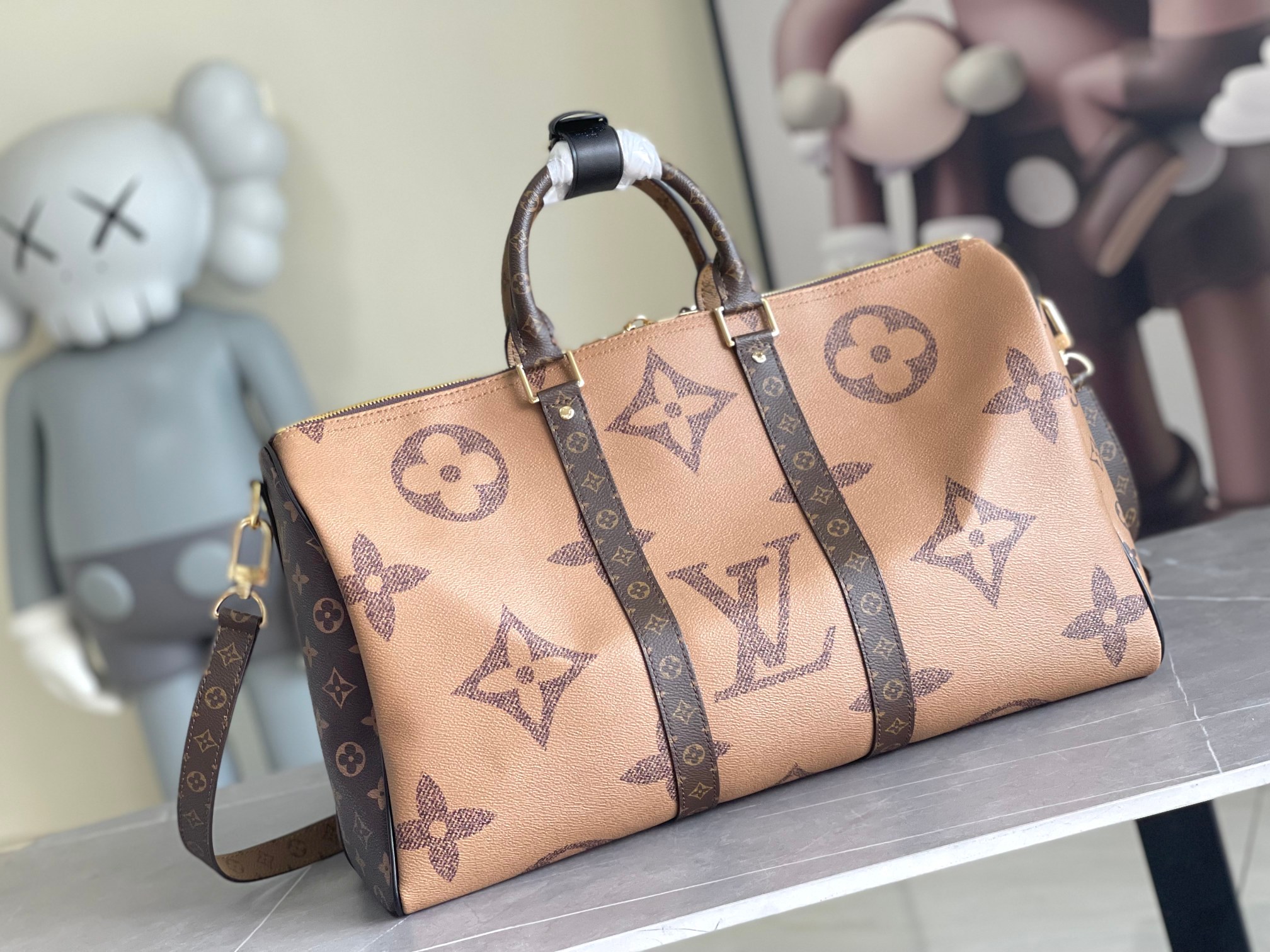 P1300 M47211 Este saco de viagem Keepall Bandoulière 45 é fabricado em lona revestida Monogram Giant com acabamentos Monogram Reverse em homenagem aos motivos icónicos da marca e um forro em tecido deslumbrante, combinado com um bolso interior com fecho de correr, uma alça de ombro em pele amovível e ajustável e uma pega superior para uma vasta gama de estilos de transporte: 45x27x20cm