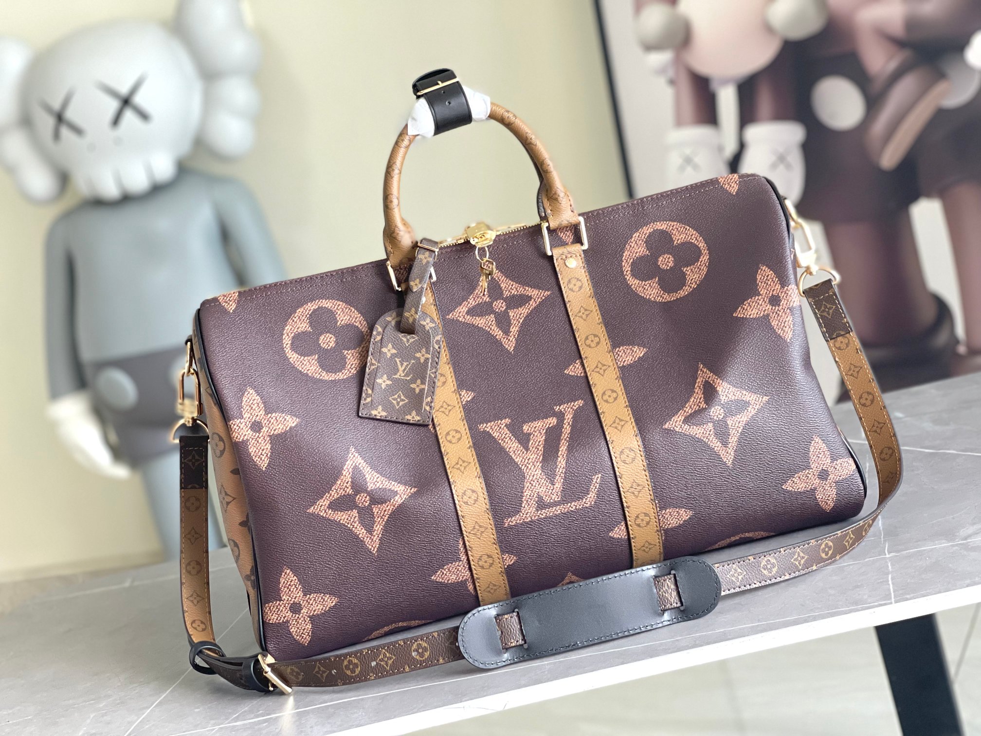 P1300 M47211 本款 Keepall Bandoulière 45 旅行袋为 Monogram Giant 涂层帆布搭配 Monogram Reverse 饰边致意品牌标志性图案华美织物内衬结合拉链内袋可拆卸并调节的皮革肩带和顶部手柄实现多种背携方式尺寸：45x27x20cm-高仿包包