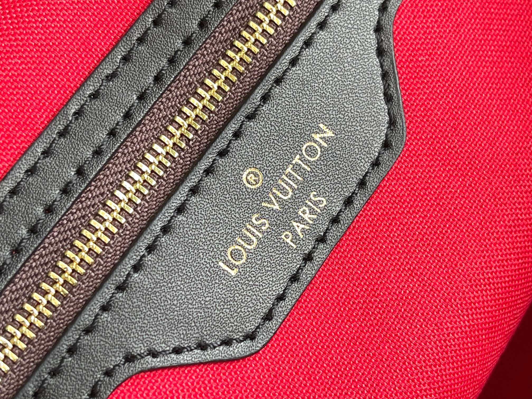 图片[9]-P1300 M47211 本款 Keepall Bandoulière 45 旅行袋为 Monogram Giant 涂层帆布搭配 Monogram Reverse 饰边致意品牌标志性图案华美织物内衬结合拉链内袋可拆卸并调节的皮革肩带和顶部手柄实现多种背携方式尺寸：45x27x20cm-高仿包包