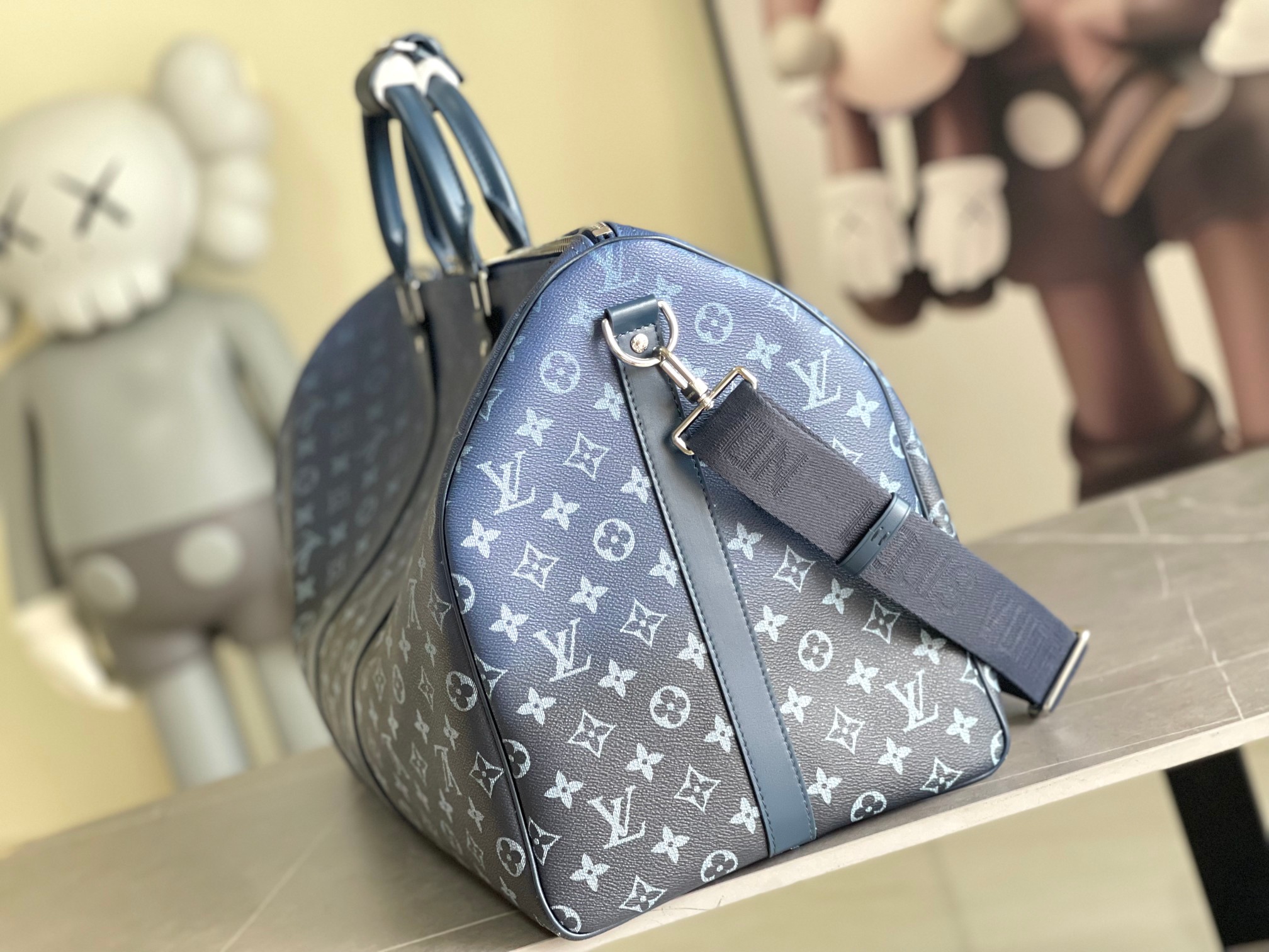 Imagem [1]-P1360 M11558 Preto Gradiente Azul Tamanho Variável Chip Louis Vuitton LV 24FW Monograma Novo Monograma Bolsa Louis Vuitton LV 24FW Novo Monograma Preto Monograma Gradiente Azul Monograma Série Antiga Bolsa Mensageiro Bolsa Mensageiro Montsouris Satchel Keepall 55 Saco de viagem Vários estilos clássicos Tamanho: 55X27X20 CM-Alta Fábrica de Falsos tecidos