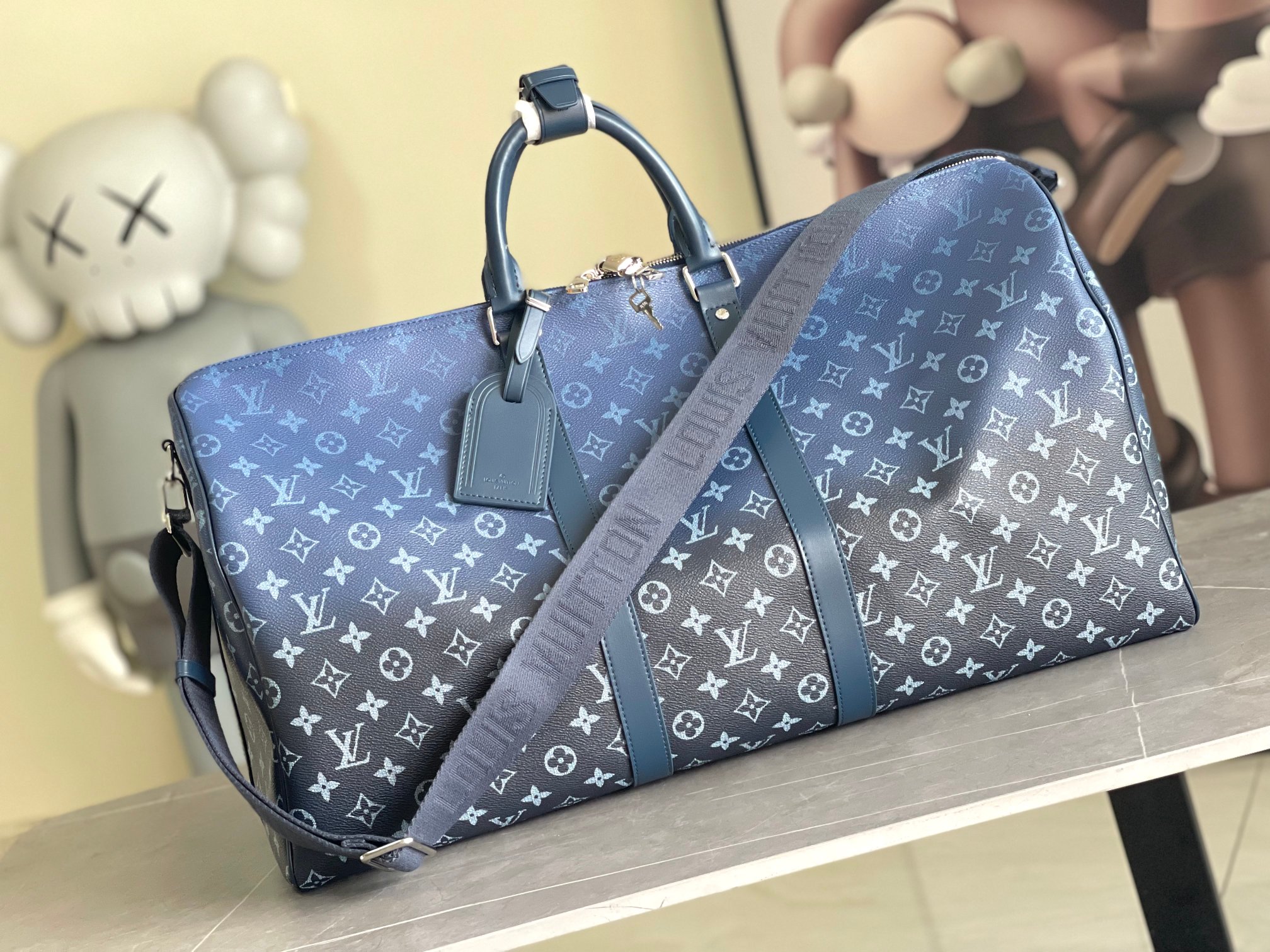 Imagem [1]-P1360 M11558 Preto Gradiente Azul Tamanho Variável Chip Louis Vuitton LV 24FW Monograma Novo Monograma Bolsa Louis Vuitton LV 24FW Novo Monograma Preto Monograma Gradiente Azul Monograma Série Antiga Bolsa Mensageiro Bolsa Mensageiro Montsouris Satchel Keepall 55 Saco de viagem Vários estilos clássicos Tamanho: 55X27X20 CM-Alta Fábrica de Falsos tecidos