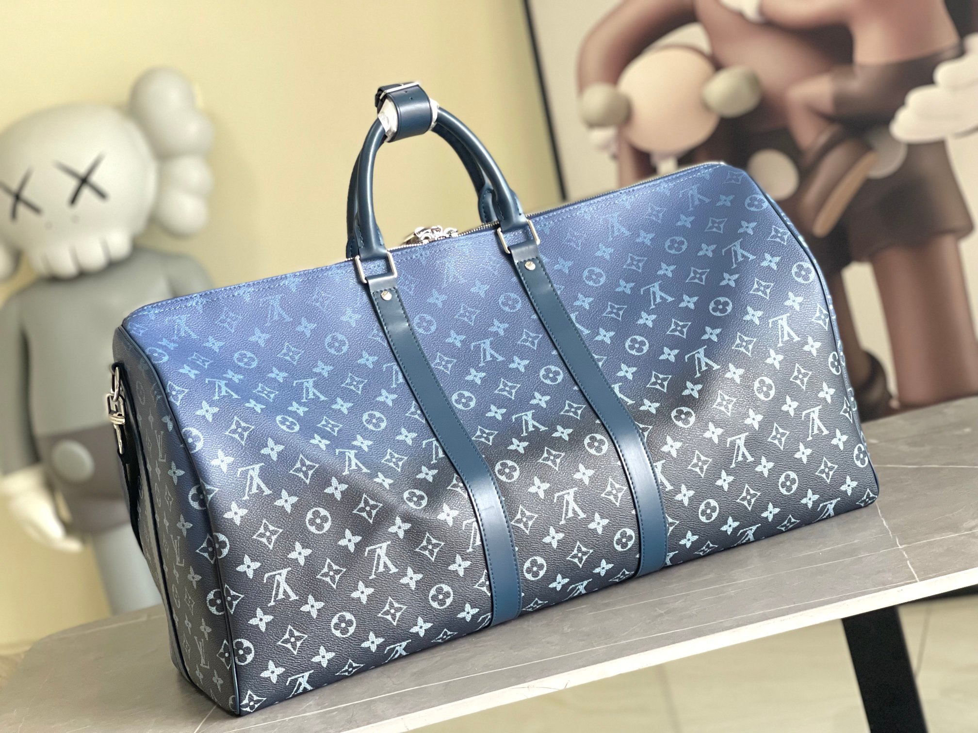 图片[3]-P1360 M11558黑色渐变蓝 变码芯片  Louis Vuitton LV 24FW Monogram新款老花包
Louis Vuitton LV 24FW New Monogram黑色老花 渐变蓝色老花系列Messenger邮差包Montsouris挎包Keepall 55旅行袋 多个经典款式
尺寸：55X27X20 CM-高仿包包