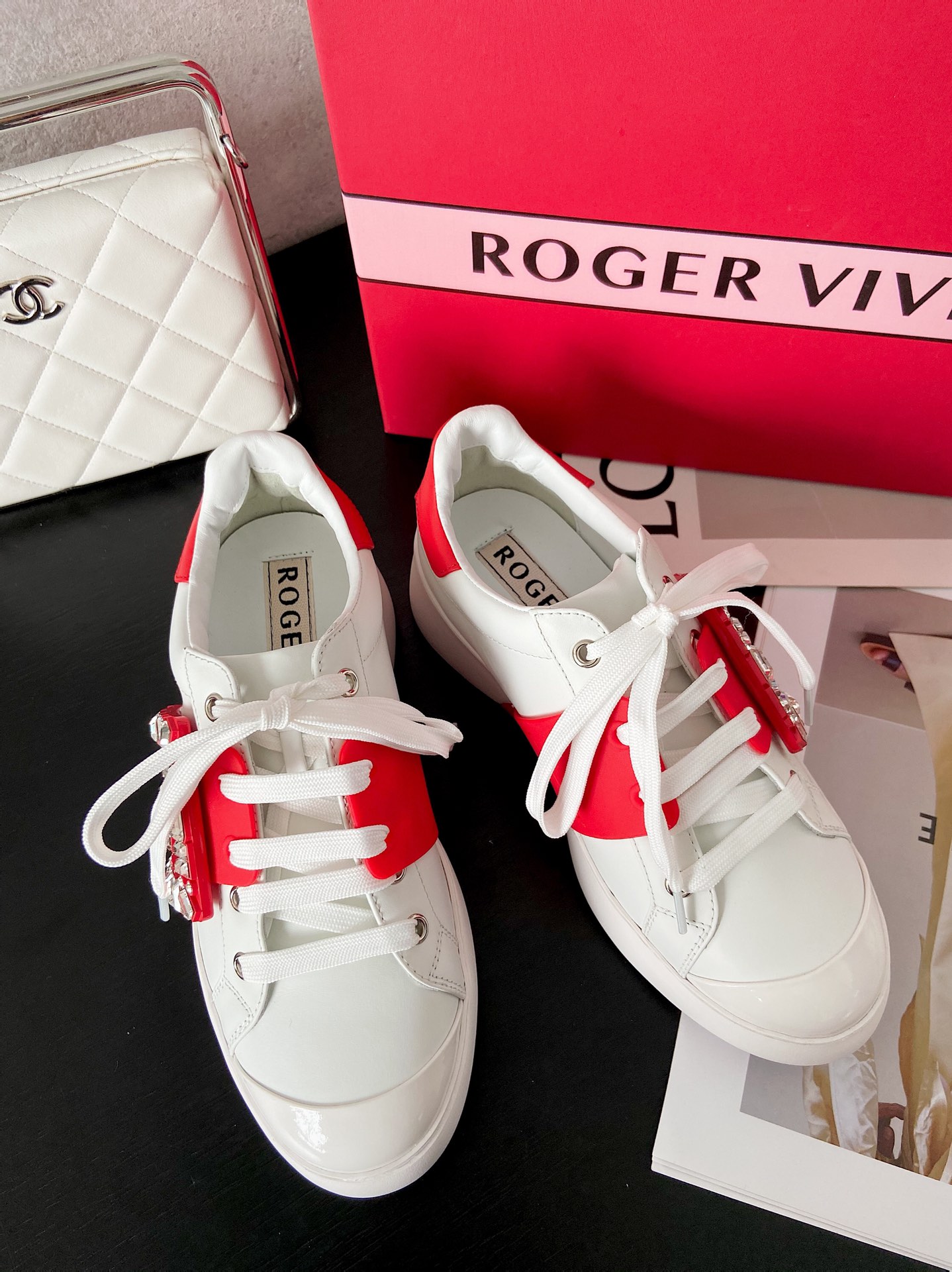 RV vivi diamond buckle sneaker! When modern fashion meets street style, this eye-catching sneaker is handcrafted from cowhide leather and finished with an irregular diamond-embellished buckle for a vibrant, cool look! Five colors: pink/blue/white/red/yellow Size 35-40 P860