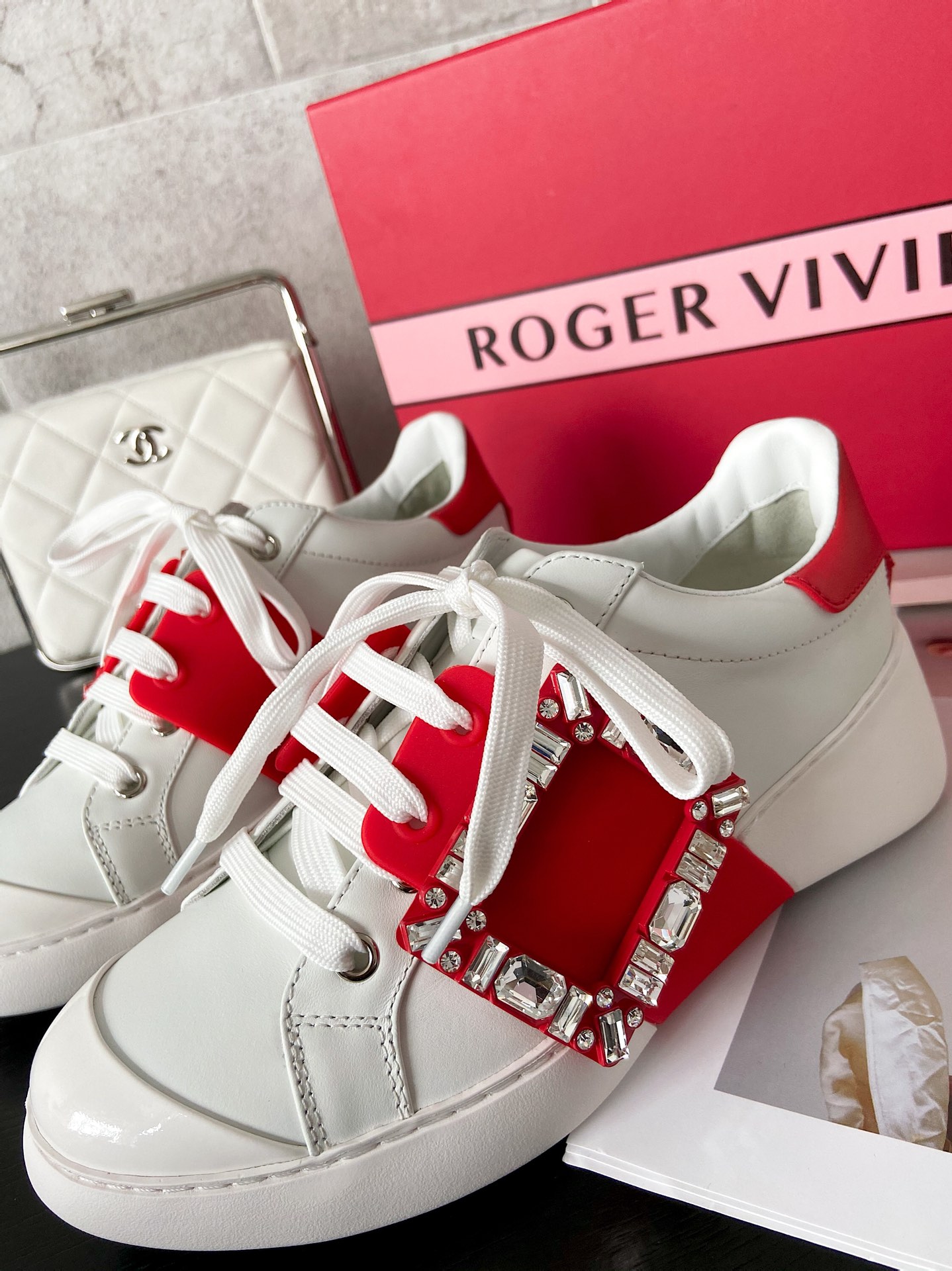 RV vivi diamond buckle sneaker! When modern fashion meets street style, this eye-catching sneaker is handcrafted from cowhide leather and finished with an irregular diamond-embellished buckle for a vibrant, cool look! Five colors: pink/blue/white/red/yellow Size 35-40 P860