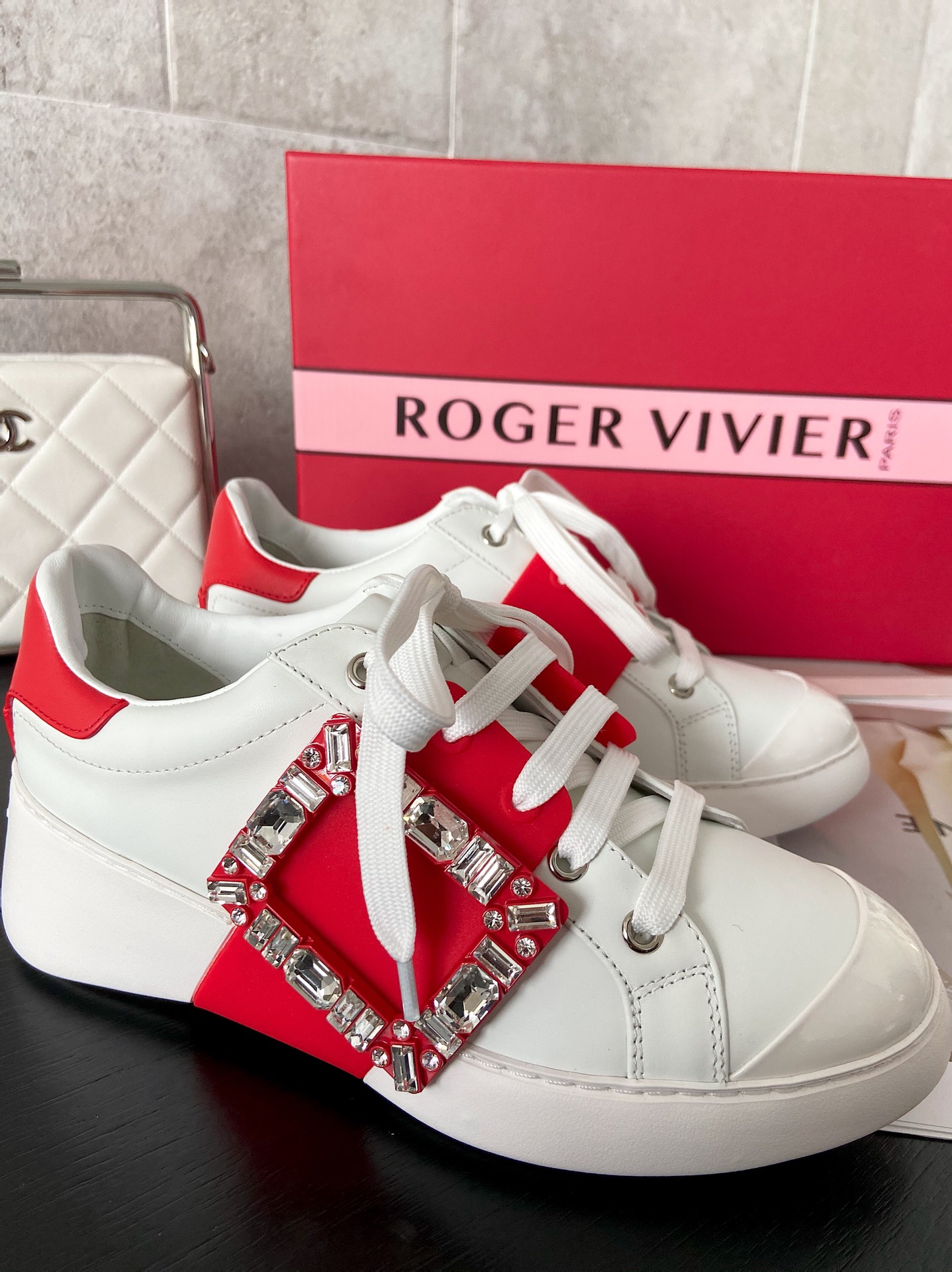 RV vivi diamond buckle sneaker! When modern fashion meets street style, this eye-catching sneaker is handcrafted from cowhide leather and finished with an irregular diamond-embellished buckle for a vibrant, cool look! Five colors: pink/blue/white/red/yellow Size 35-40 P860