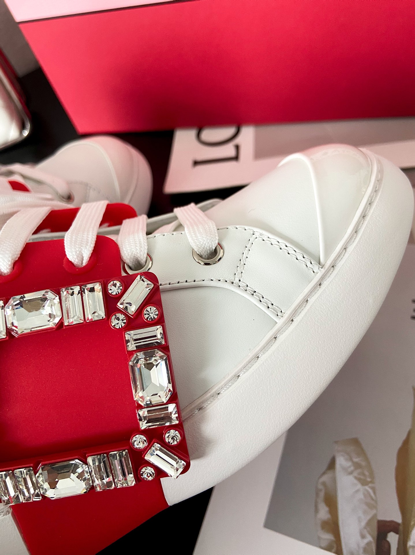 RV vivi diamond buckle sneaker! When modern fashion meets street style, this eye-catching sneaker is handcrafted from cowhide leather and finished with an irregular diamond-embellished buckle for a vibrant, cool look! Five colors: pink/blue/white/red/yellow Size 35-40 P860