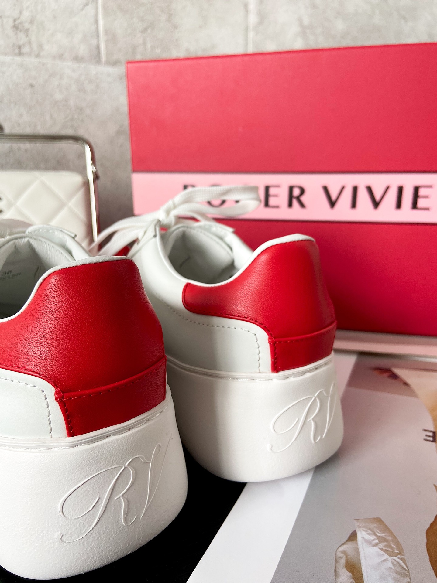 RV vivi diamond buckle sneaker! When modern fashion meets street style, this eye-catching sneaker is handcrafted from cowhide leather and finished with an irregular diamond-embellished buckle for a vibrant, cool look! Five colors: pink/blue/white/red/yellow Size 35-40 P860