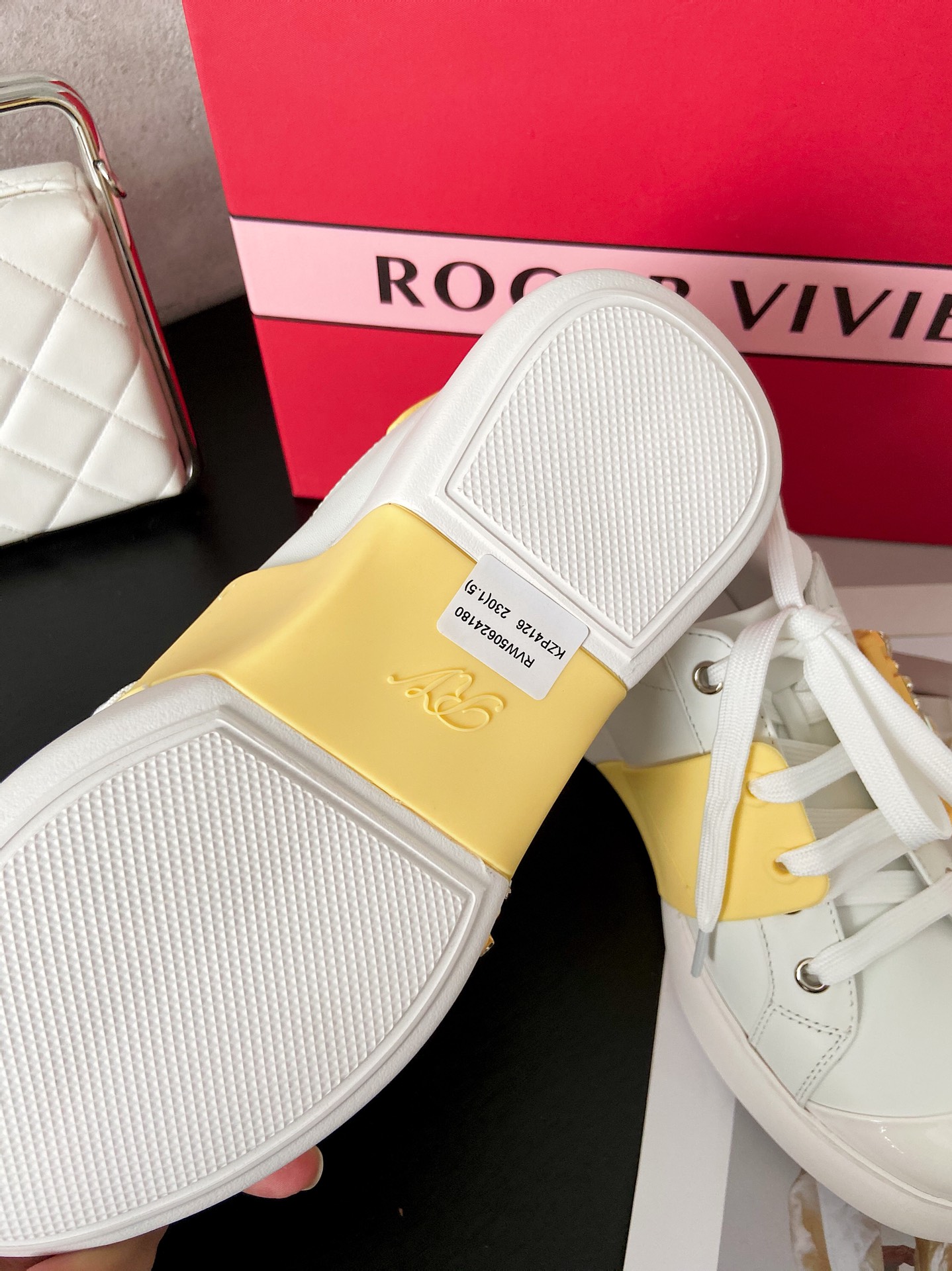 RV vivi Diamond Buckle Sneaker ! Quand la mode moderne rencontre le style de la rue, cette basket accrocheuse est fabriquée à la main en cuir de vachette et finie avec une boucle en diamant irrégulière pour un look vibrant et cool ! Cinq couleurs : rose/bleu/blanc/rouge/jaune Taille 35-40 P860