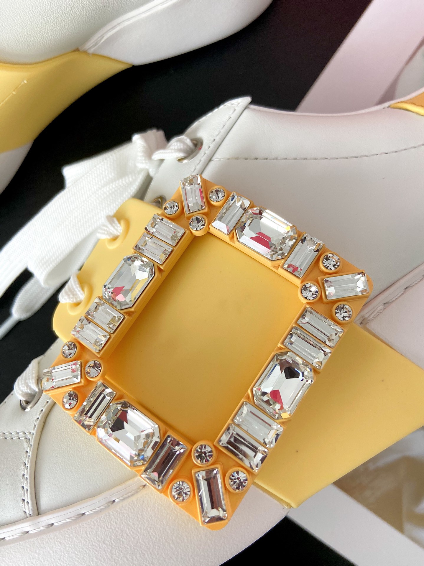 RV vivi Diamond Buckle Sneaker ! Quand la mode moderne rencontre le style de la rue, cette basket accrocheuse est fabriquée à la main en cuir de vachette et finie avec une boucle en diamant irrégulière pour un look vibrant et cool ! Cinq couleurs : rose/bleu/blanc/rouge/jaune Taille 35-40 P860