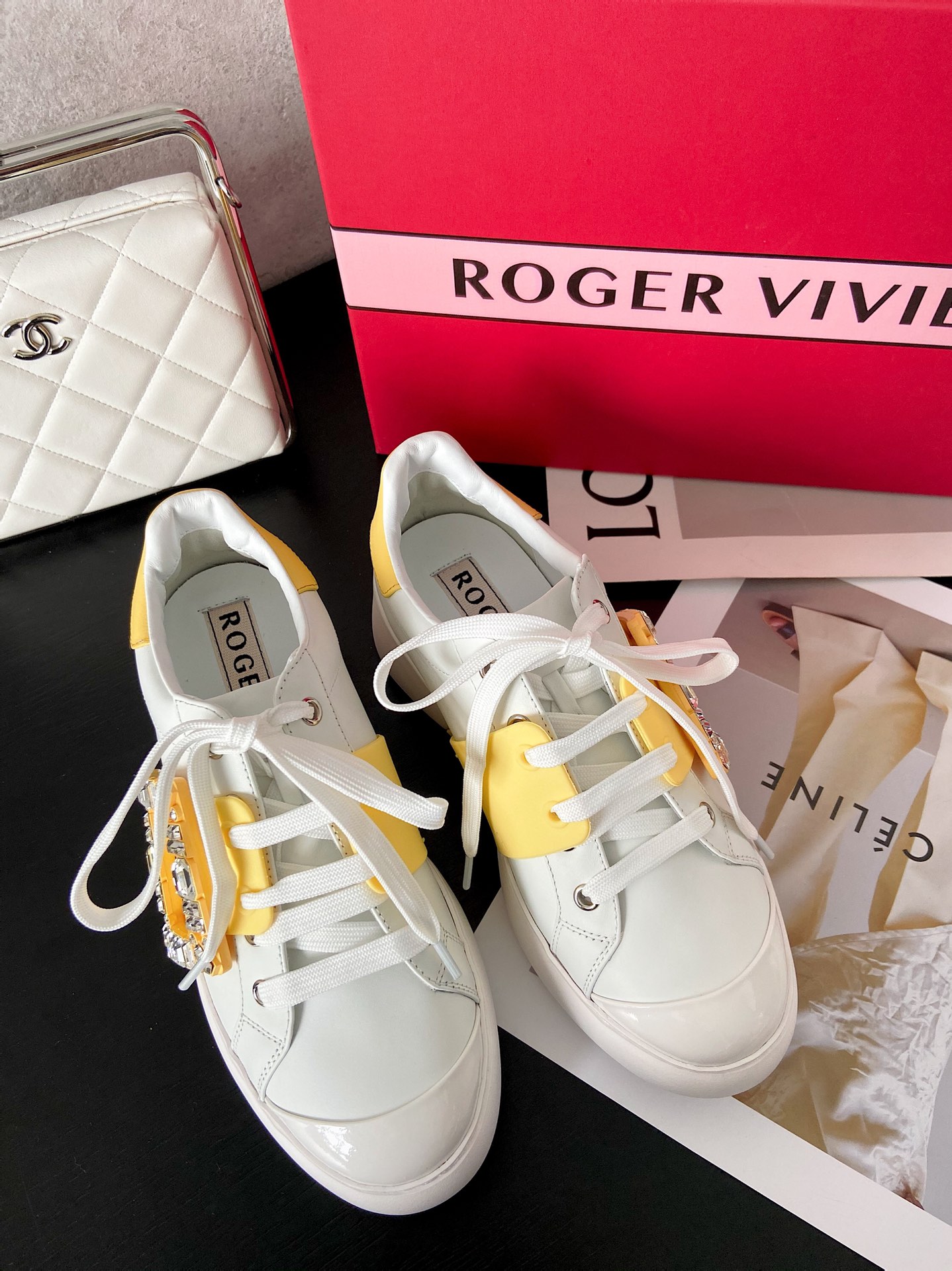 RV vivi Diamond Buckle Sneaker ! Quand la mode moderne rencontre le style de la rue, cette basket accrocheuse est fabriquée à la main en cuir de vachette et finie avec une boucle en diamant irrégulière pour un look vibrant et cool ! Cinq couleurs : rose/bleu/blanc/rouge/jaune Taille 35-40 P860