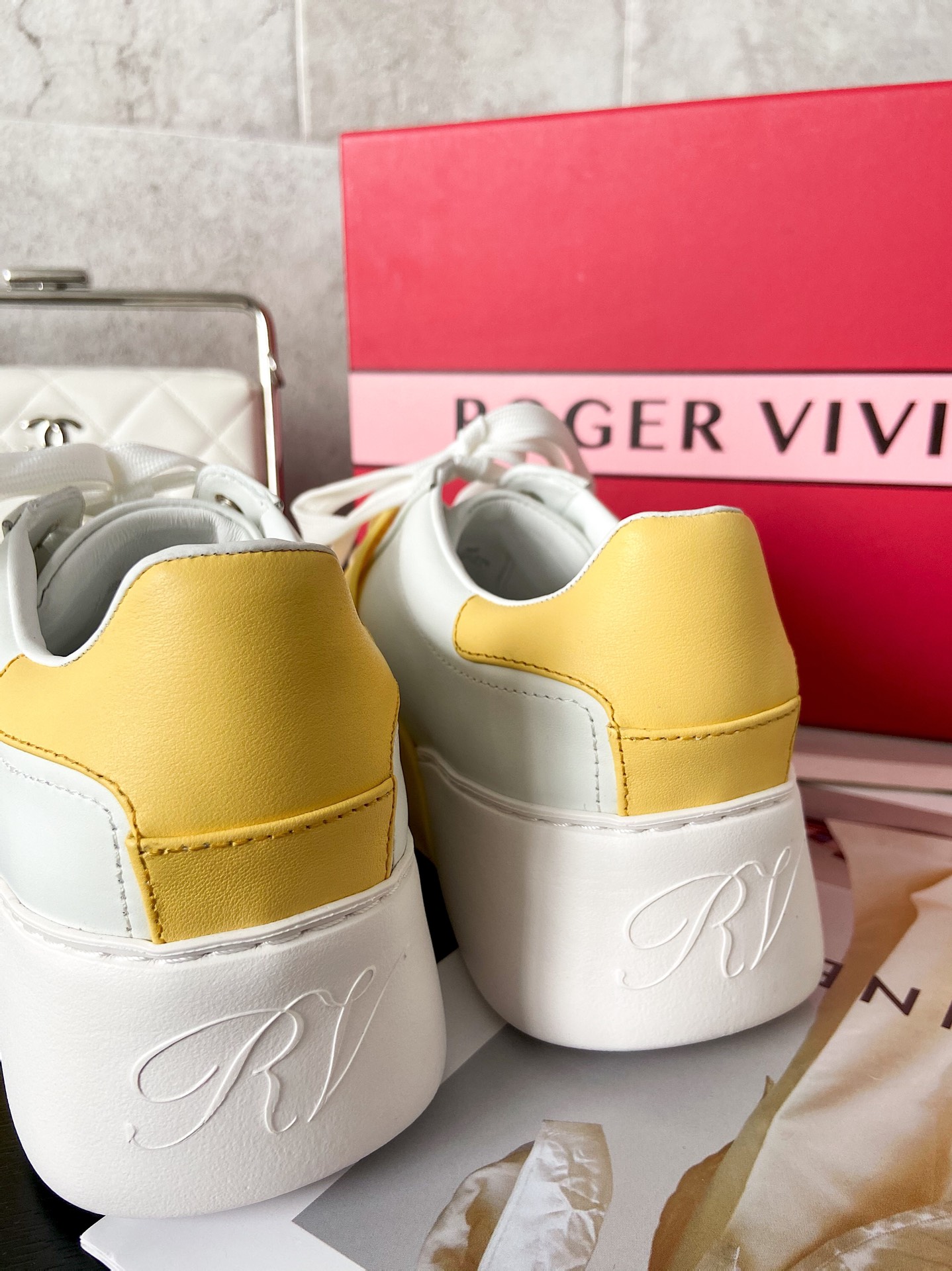 RV vivi Diamond Buckle Sneaker ! Quand la mode moderne rencontre le style de la rue, cette basket accrocheuse est fabriquée à la main en cuir de vachette et finie avec une boucle en diamant irrégulière pour un look vibrant et cool ! Cinq couleurs : rose/bleu/blanc/rouge/jaune Taille 35-40 P860