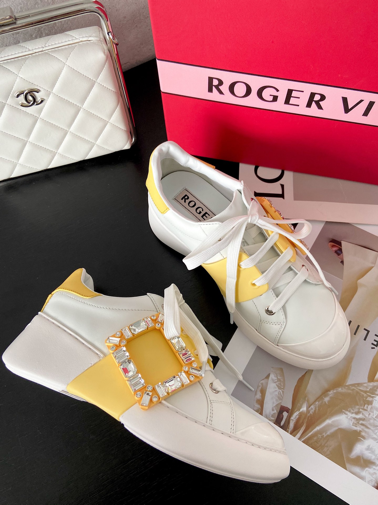 RV vivi Diamond Buckle Sneaker ! Quand la mode moderne rencontre le style de la rue, cette basket accrocheuse est fabriquée à la main en cuir de vachette et finie avec une boucle en diamant irrégulière pour un look vibrant et cool ! Cinq couleurs : rose/bleu/blanc/rouge/jaune Taille 35-40 P860