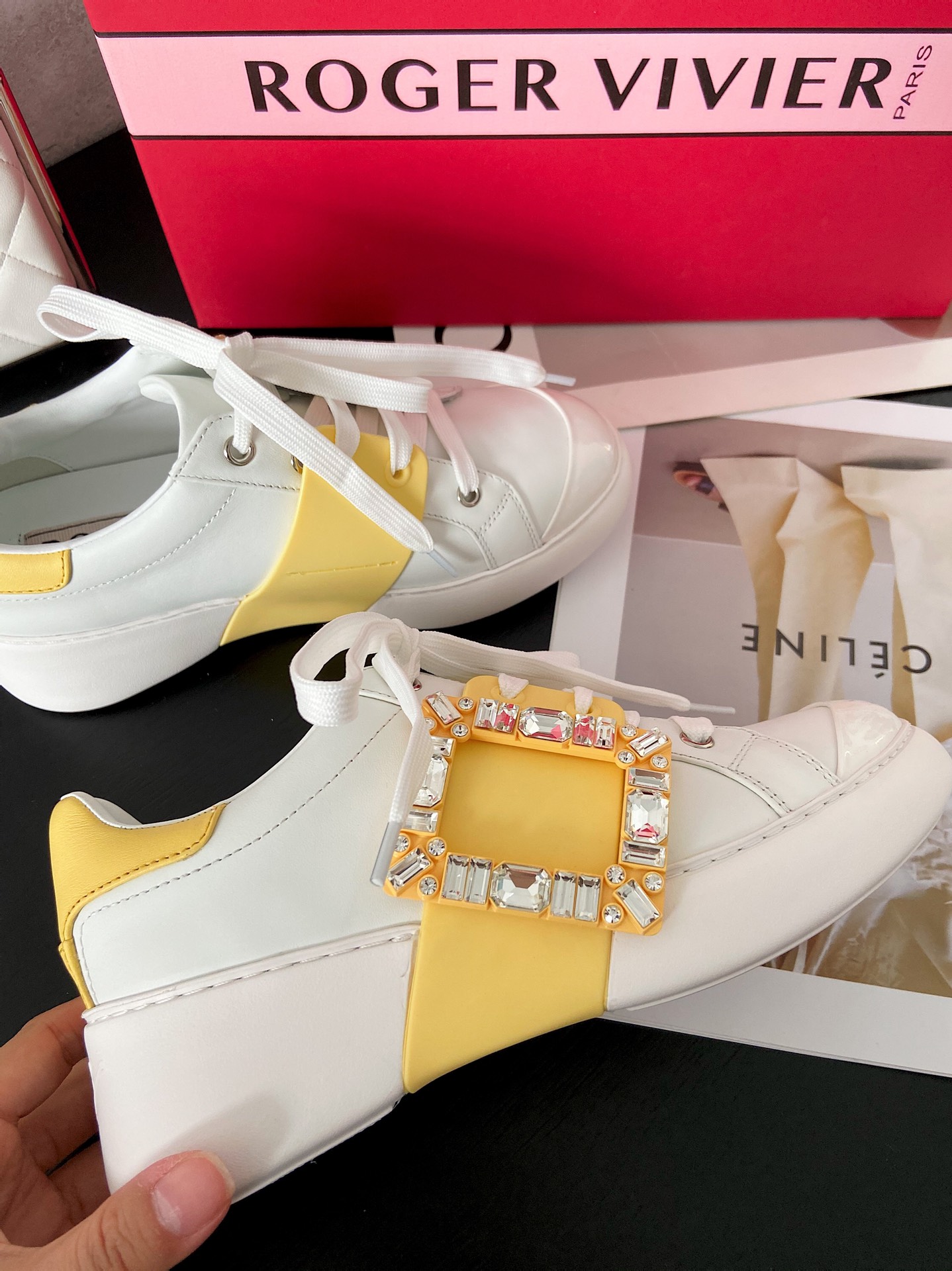 RV vivi Diamond Buckle Sneaker ! Quand la mode moderne rencontre le style de la rue, cette basket accrocheuse est fabriquée à la main en cuir de vachette et finie avec une boucle en diamant irrégulière pour un look vibrant et cool ! Cinq couleurs : rose/bleu/blanc/rouge/jaune Taille 35-40 P860