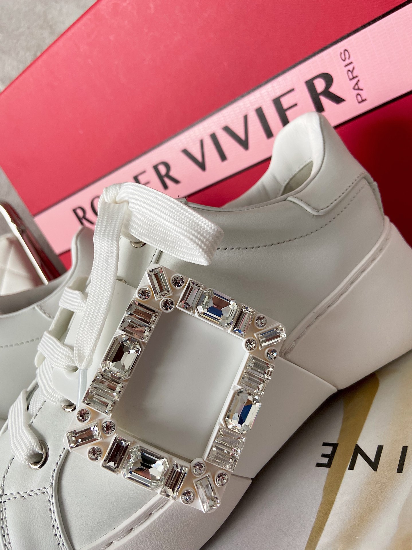 RV vivi diamond buckle sneaker! When modern fashion meets street style, this eye-catching sneaker is handcrafted from cowhide leather and finished with an irregular diamond-embellished buckle for a vibrant, cool look! Five colors: pink/blue/white/red/yellow Size 35-40 P860