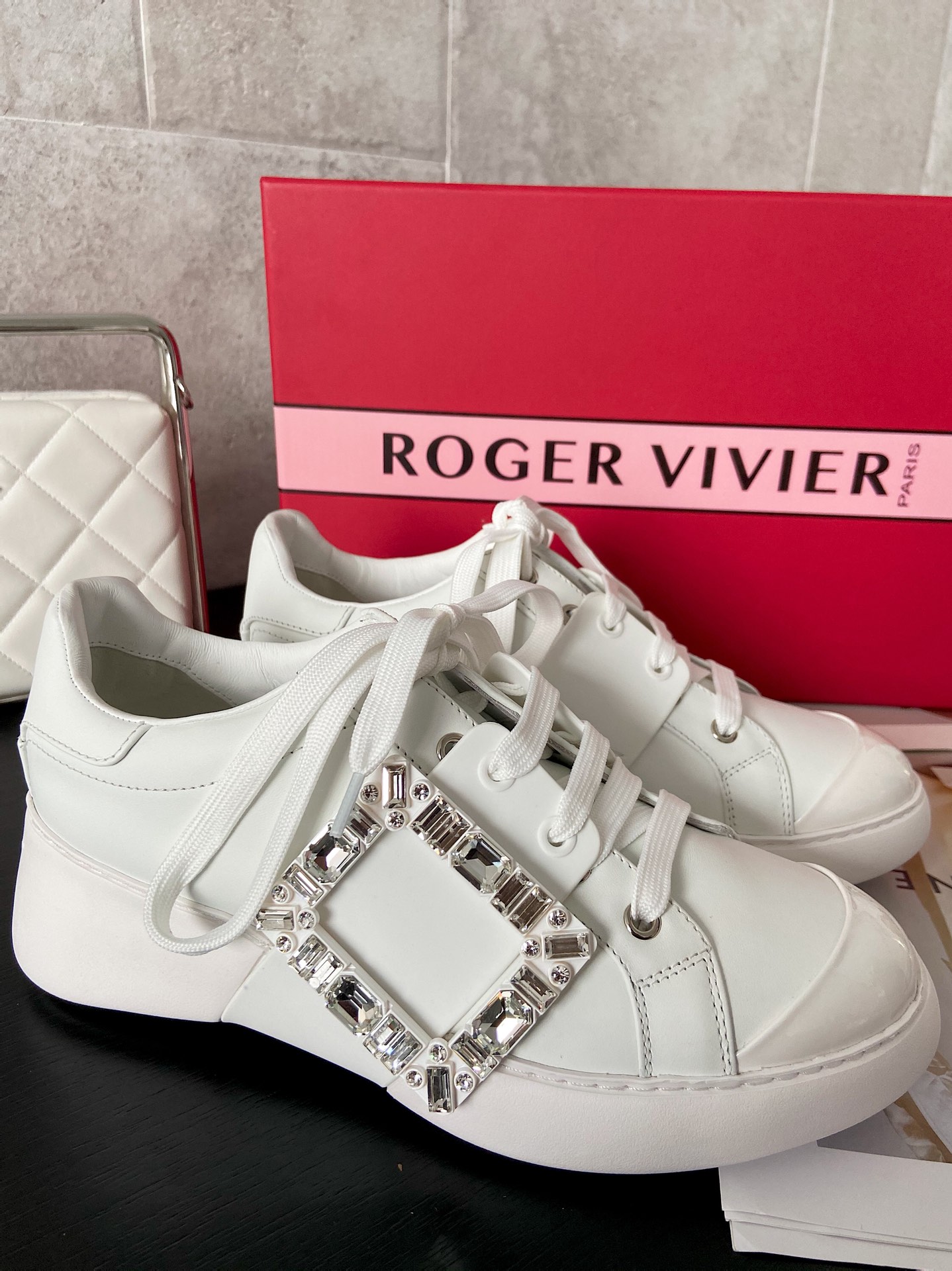 RV vivi diamond buckle sneaker! When modern fashion meets street style, this eye-catching sneaker is handcrafted from cowhide leather and finished with an irregular diamond-embellished buckle for a vibrant, cool look! Five colors: pink/blue/white/red/yellow Size 35-40 P860