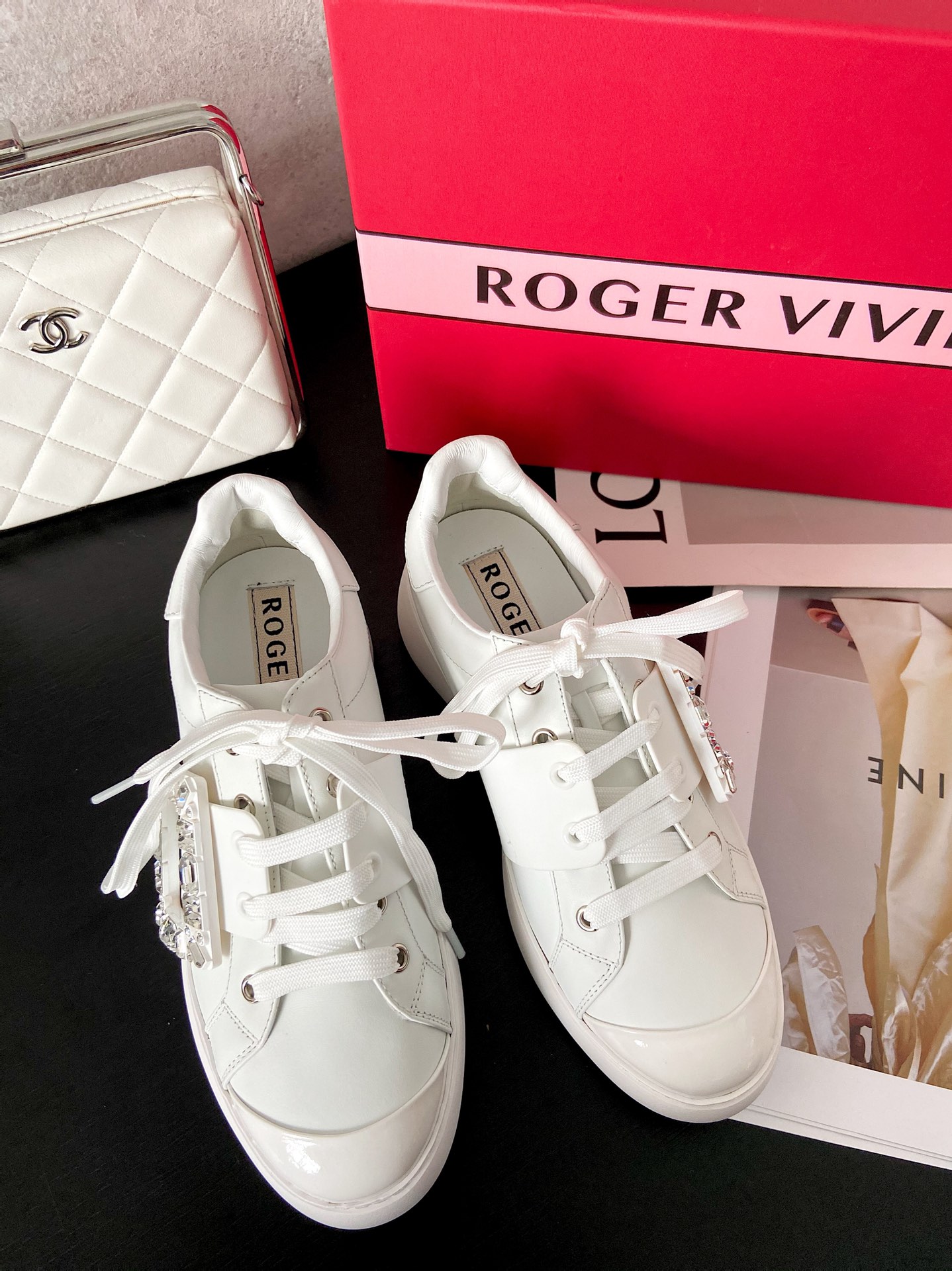 RV vivi diamond buckle sneaker! When modern fashion meets street style, this eye-catching sneaker is handcrafted from cowhide leather and finished with an irregular diamond-embellished buckle for a vibrant, cool look! Five colors: pink/blue/white/red/yellow Size 35-40 P860