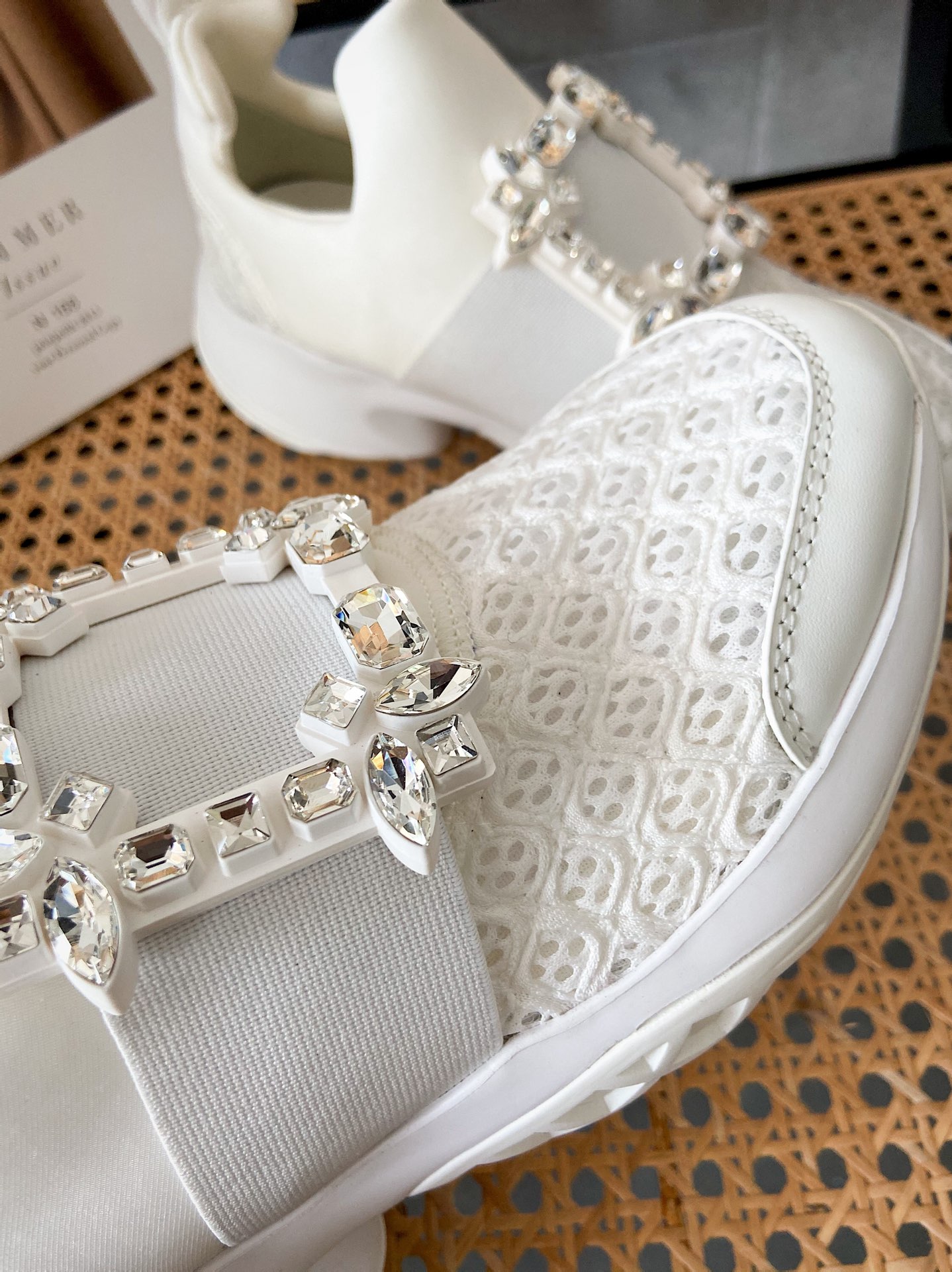 La sneaker RV Buckle ! La Viv' Run Buckle Sneaker allie mode et praticité en mesh et néoprène avec un reflet métallique sophistiqué et une boucle traditionnelle sertie de diamants étincelants pour un look urbain et dynamique ! Tailles 35-39 P900