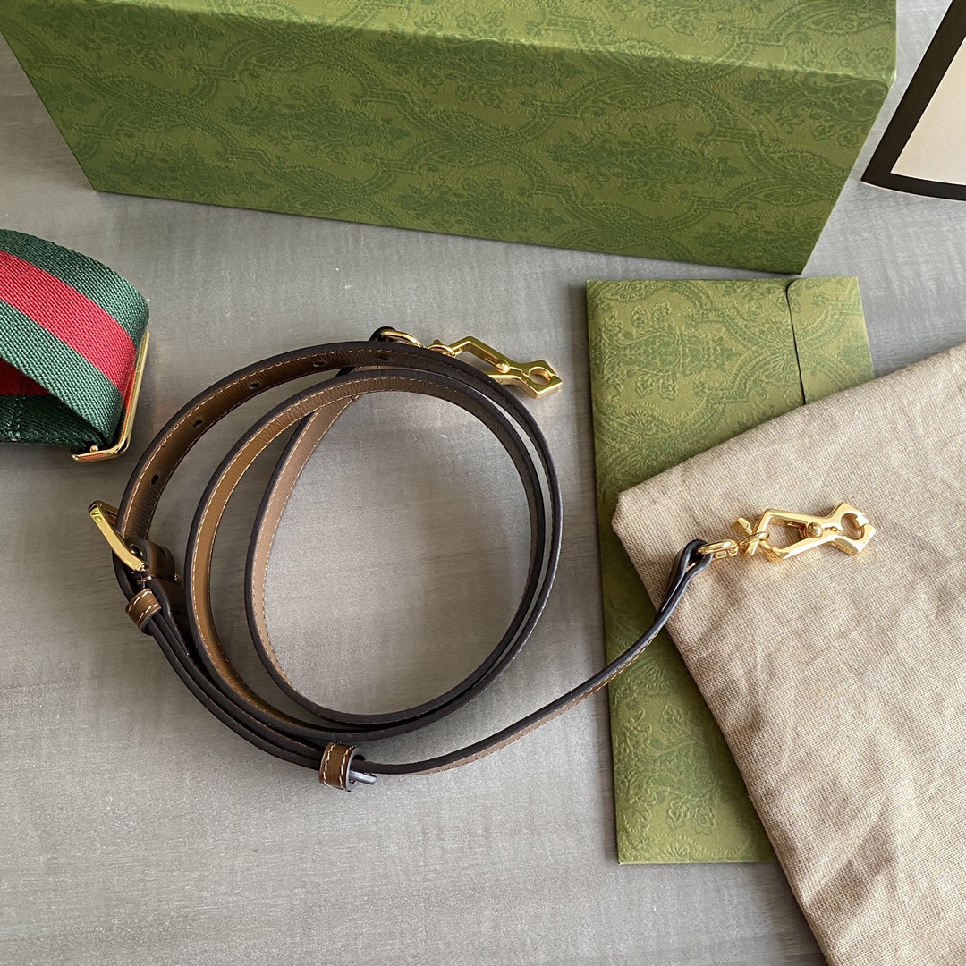 Gucci Horsebit Buckle 1955 mini handbag adds a mix of styles to this retro-inspired collection G658574:20.5/14.5/5cm $1700 (full set of the latest packaging) Detachable shoulder straps: 1: nylon webbing shoulder straps (48cm high) 2: leather shoulder straps (55.5cm high) This mini handbag comes with two different straps with the same tone of leather. Shoulder strap can present a low-key elegant atmosphere with red and green webbing shoulder strap highlights the strong brand identity connotation comes with ️ a full set of the latest green series of environmentally friendly packaging pictures inside the packaging all complete 1: customs box 2: embossed gift box 3: embossed gift bag 4: environmental recyclable shopping bag 5: environmental dust bag 6: the original Sydney paper 7: invoice + manual + identity card + envelope + invoice folder and so on 8: customs stickers, customs Label and so on 9: environmental protection ribbon (can be used as shoelaces) 10: other - high imitation factory