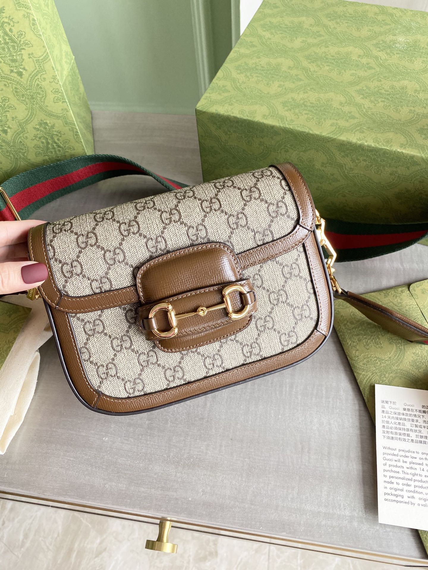 Gucci Horsebit Buckle 1955 mini handbag adds a mix of styles to this retro-inspired collection G658574:20.5/14.5/5cm $1700 (full set of the latest packaging) Detachable shoulder straps: 1: nylon webbing shoulder straps (48cm high) 2: leather shoulder straps (55.5cm high) This mini handbag comes with two different straps with the same tone of leather. Shoulder strap can present a low-key elegant atmosphere with red and green webbing shoulder strap highlights the strong brand identity connotation comes with ️ a full set of the latest green series of environmentally friendly packaging pictures inside the packaging all complete 1: customs box 2: embossed gift box 3: embossed gift bag 4: environmental recyclable shopping bag 5: environmental dust bag 6: the original Sydney paper 7: invoice + manual + identity card + envelope + invoice folder and so on 8: customs stickers, customs Label and so on 9: environmental protection ribbon (can be used as shoelaces) 10: other - high imitation factory