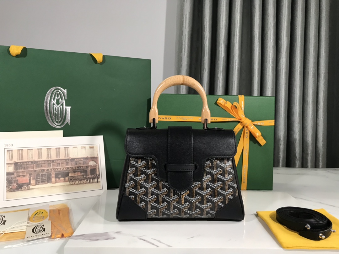 P1220 Goyard 黑色mini Saigon 西贡包 象征着爱情、优雅、与精致的Saigon包！低调做工又完美、这款包优雅复古又不失风情让人很难拒绝的款式拎起来 是超乎想象的轻～👯 材质：木釉手柄配进口头层牛皮🐂尺寸：20×14.5×9cm、加上木柄总高25cm-高仿包包