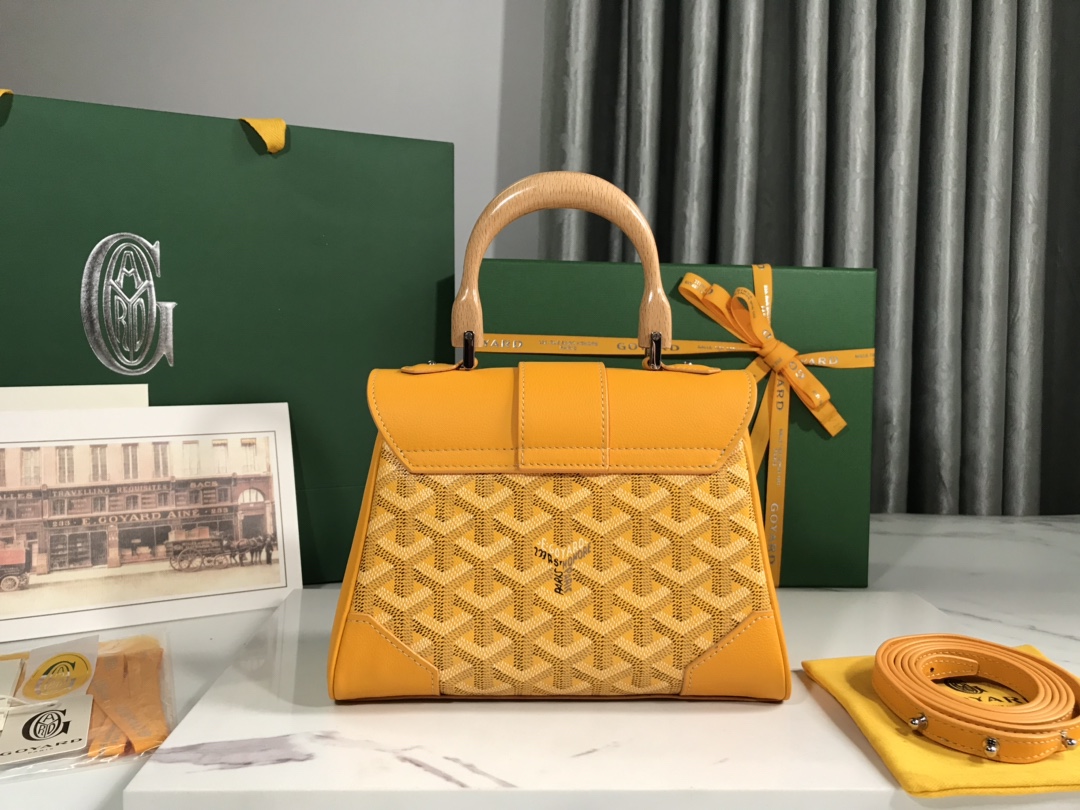 P1220 Goyard yellow mini Saigon Saigon bag symbolizes love, elegance and sophistication! Low-profile and perfect workmanship, this bag is elegant and retro without losing the flavor of the style that is hard to resist carry is incredibly light ~ 👯 Material: wood glazed handle with imported cowhide 🐂 Size: 20 x 14.5 x 9cm, plus the wooden handle total height of 25cm