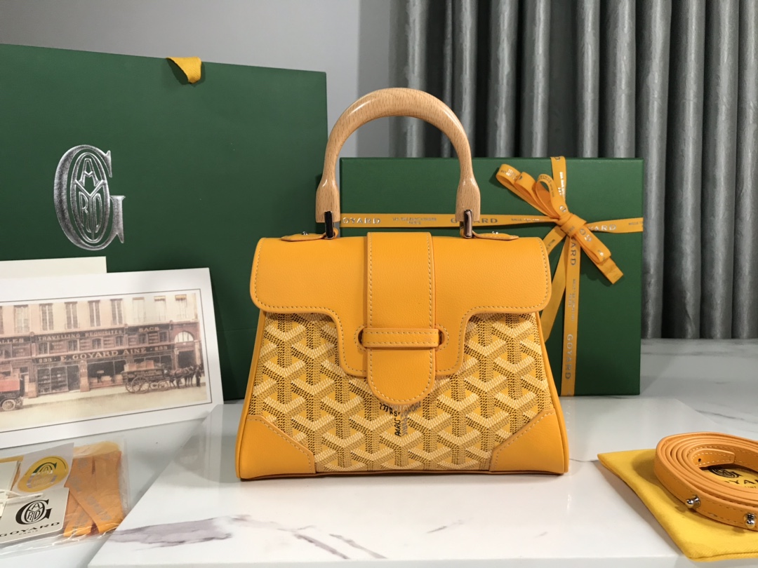 P1220 Goyard yellow mini Saigon Saigon bag symbolizes love, elegance and sophistication! Low-profile and perfect workmanship, this bag is elegant and retro without losing the flavor of the style that is hard to resist carry is incredibly light ~ 👯 Material: wood glazed handle with imported cowhide 🐂 Size: 20 x 14.5 x 9cm, plus the wooden handle total height of 25cm