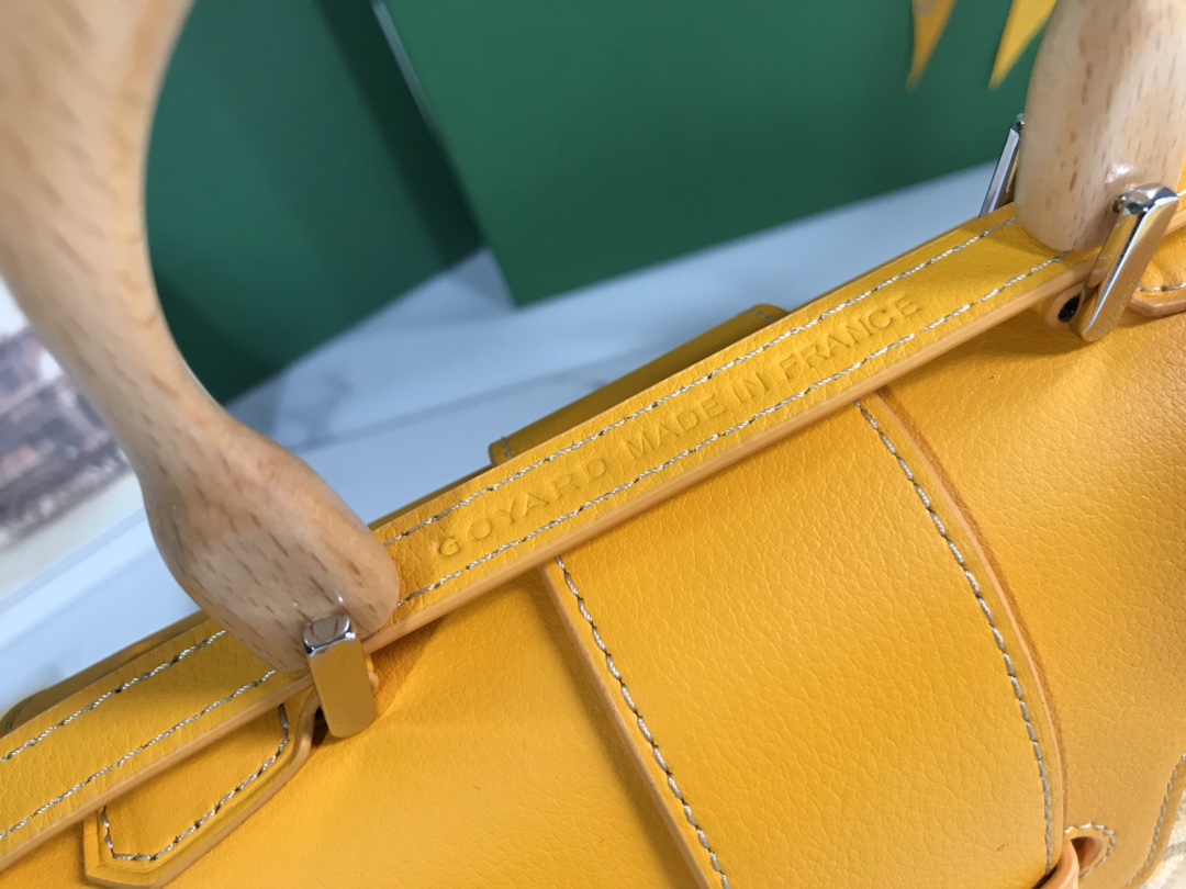 P1220 Goyard yellow mini Saigon Saigon bag symbolizes love, elegance and sophistication! Low-profile and perfect workmanship, this bag is elegant and retro without losing the flavor of the style that is hard to resist carry is incredibly light ~ 👯 Material: wood glazed handle with imported cowhide 🐂 Size: 20 x 14.5 x 9cm, plus the wooden handle total height of 25cm