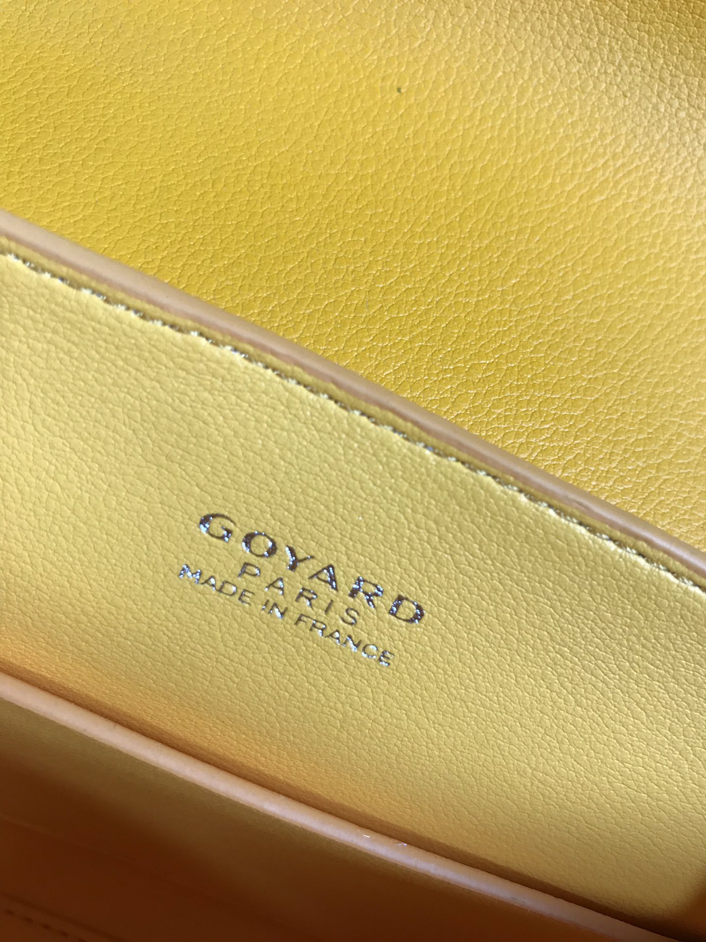 P1220 Goyard yellow mini Saigon Saigon bag symbolizes love, elegance and sophistication! Low-profile and perfect workmanship, this bag is elegant and retro without losing the flavor of the style that is hard to resist carry is incredibly light ~ 👯 Material: wood glazed handle with imported cowhide 🐂 Size: 20 x 14.5 x 9cm, plus the wooden handle total height of 25cm